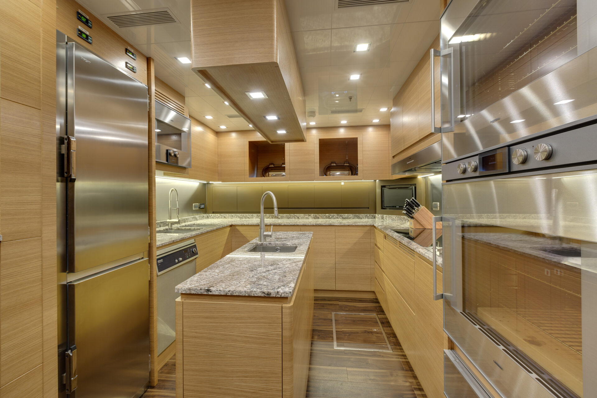 Cucina moderna Mangusta Yachts con finiture in acciaio.