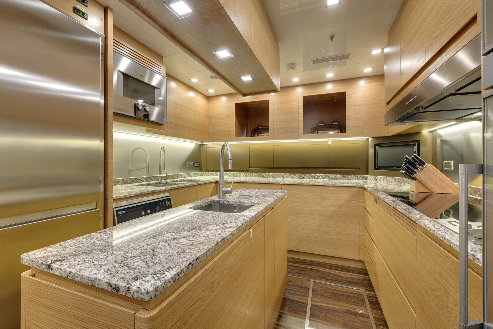 Cucina moderna con finiture in legno su yacht Mangusta