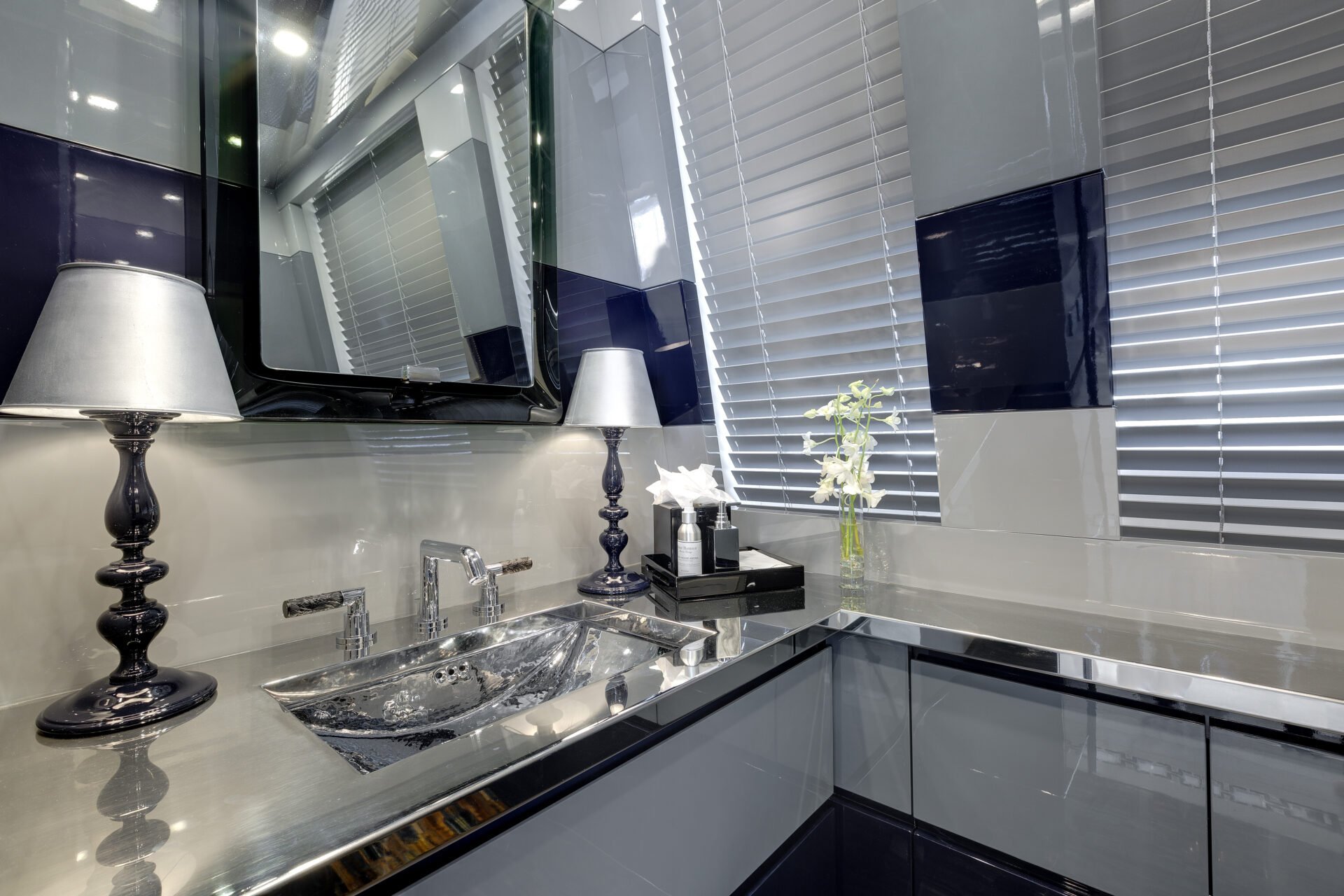 Bagno moderno Mangusta Yacht con finiture eleganti.