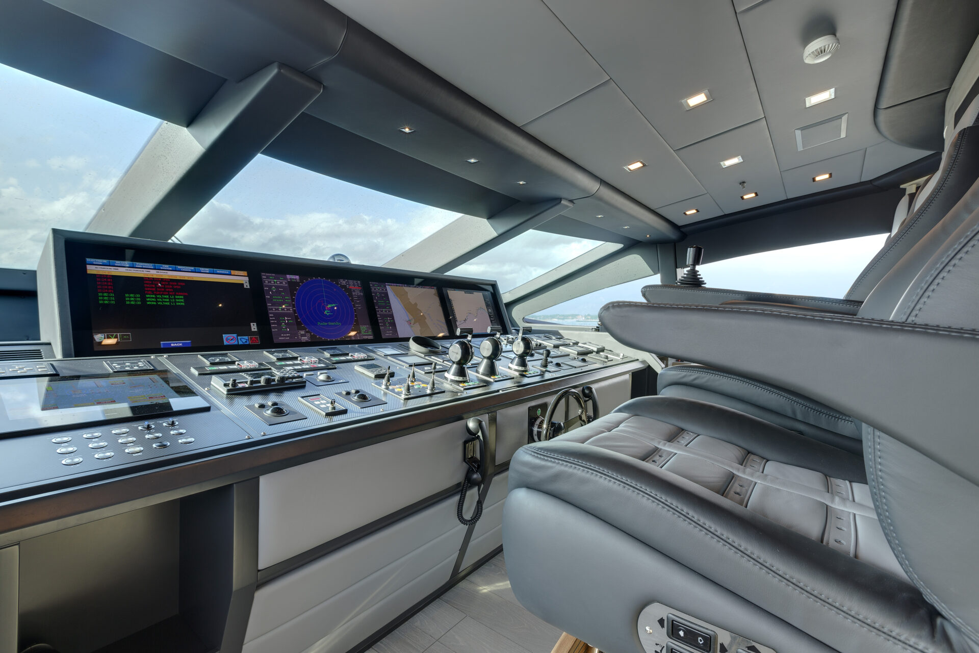 Plancia di comando moderna Mangusta Yachts