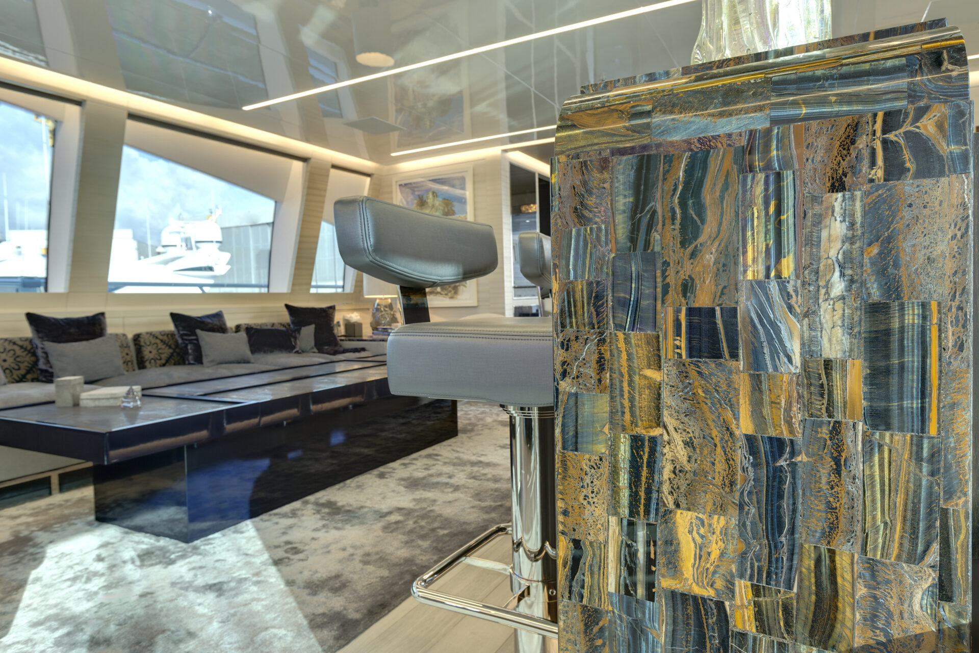 Salotto di lusso su yacht Mangusta con arredi moderni.