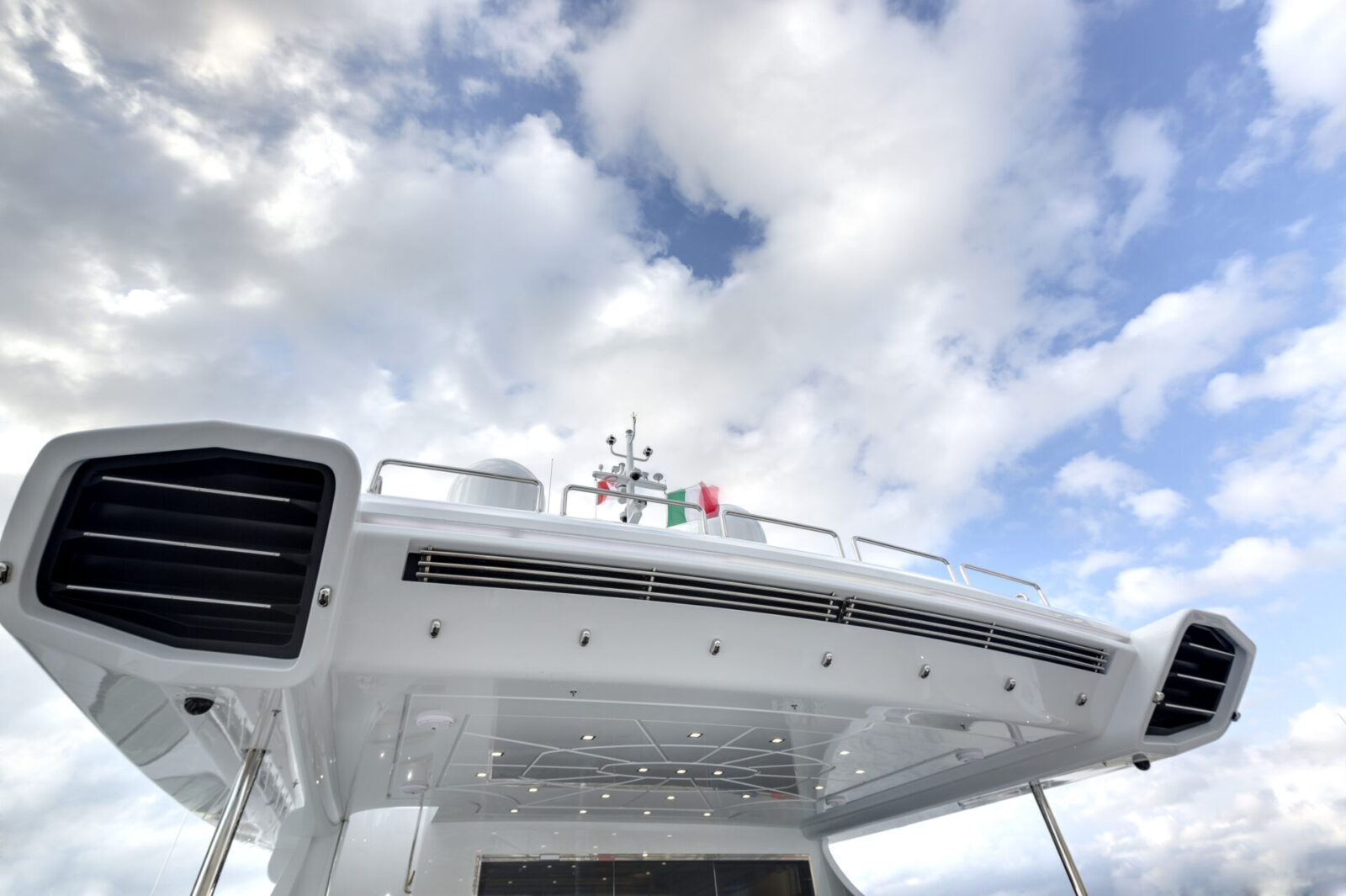 Dettaglio del ponte di uno yacht Mangusta contro il cielo.