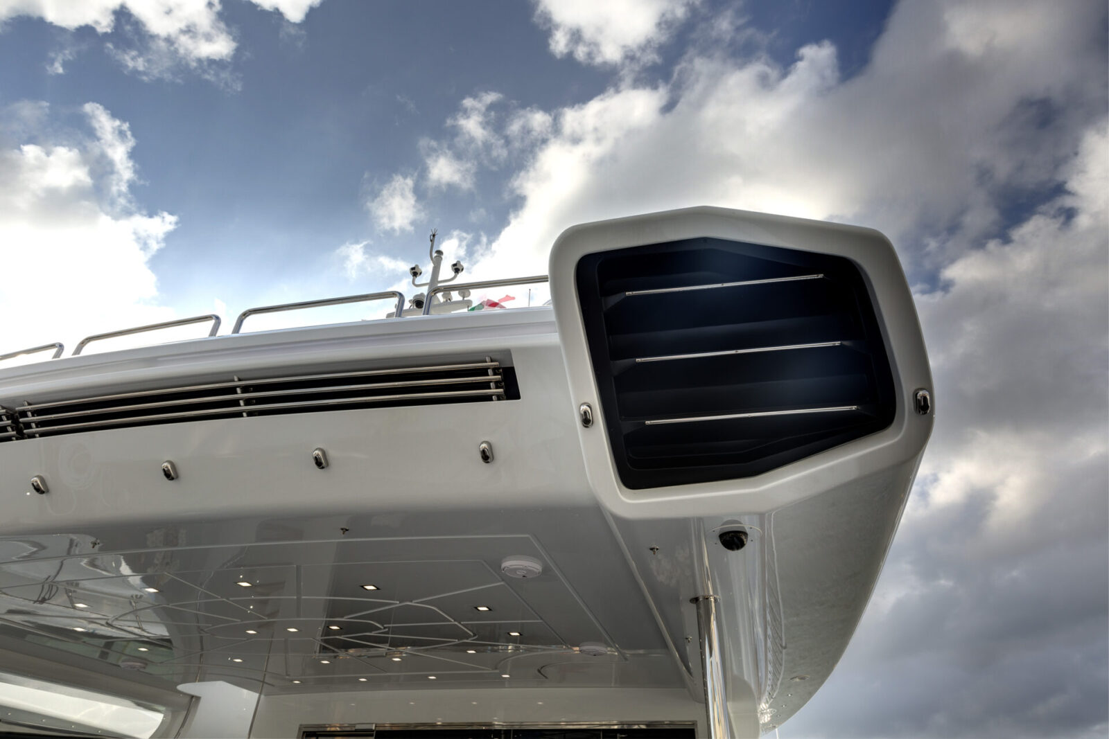 Dettaglio del design futuristico di uno yacht Mangusta.