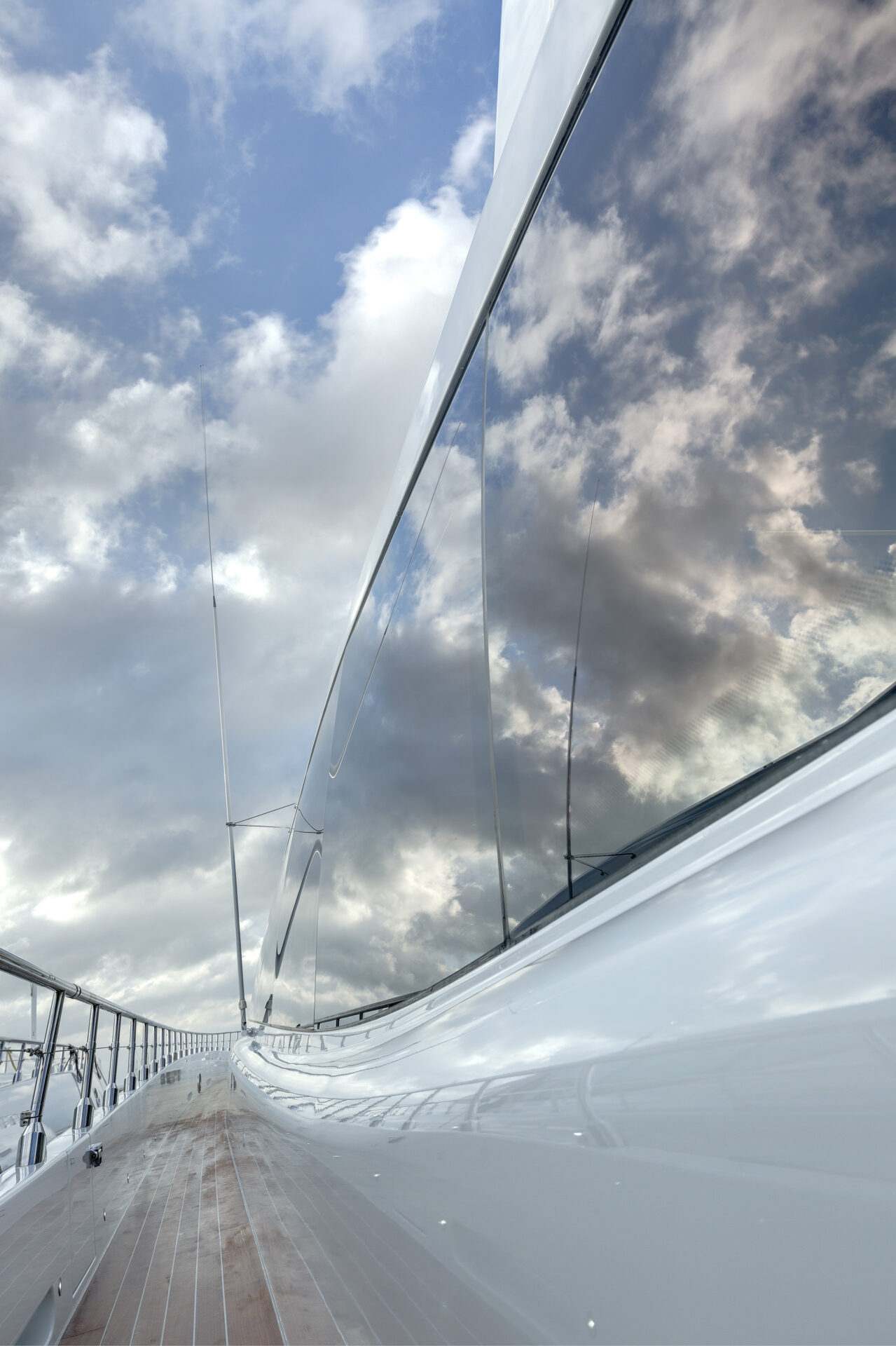 Riflessi nuvolosi su finestra yacht Mangusta