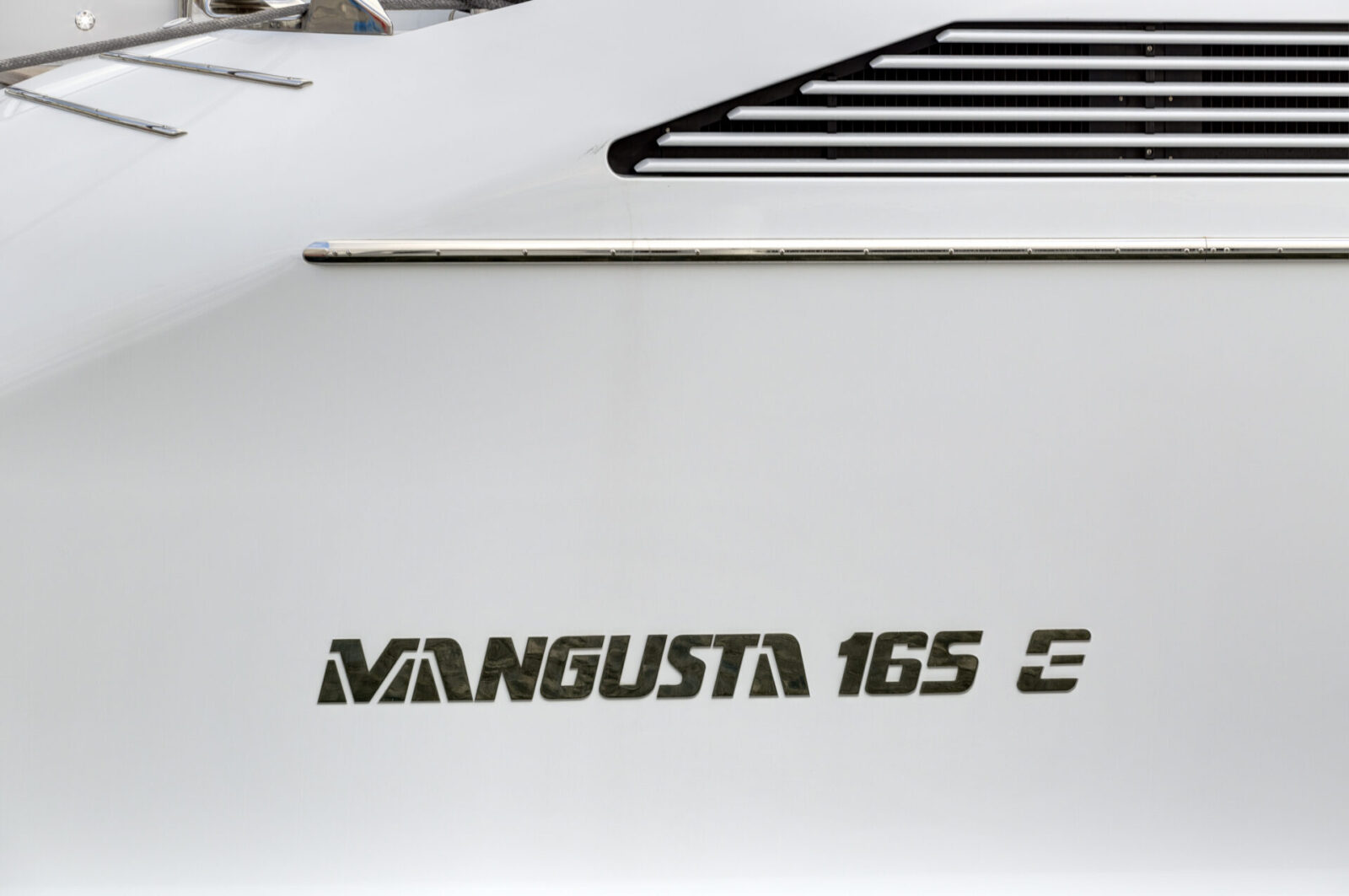Logo Mangusta 165 E su scafo yacht bianco.
