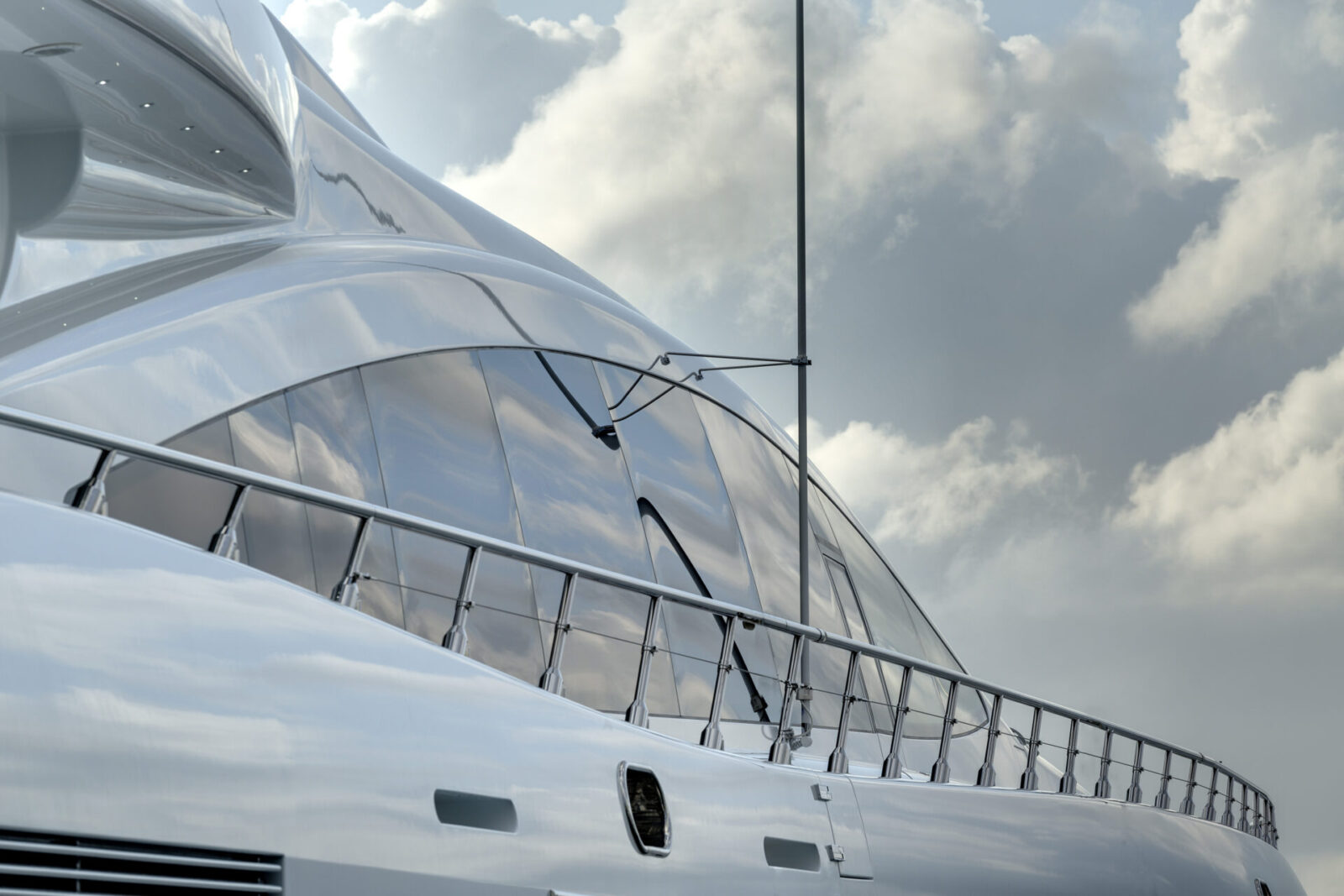 Design elegante Mangusta Yachts con cielo nuvoloso.