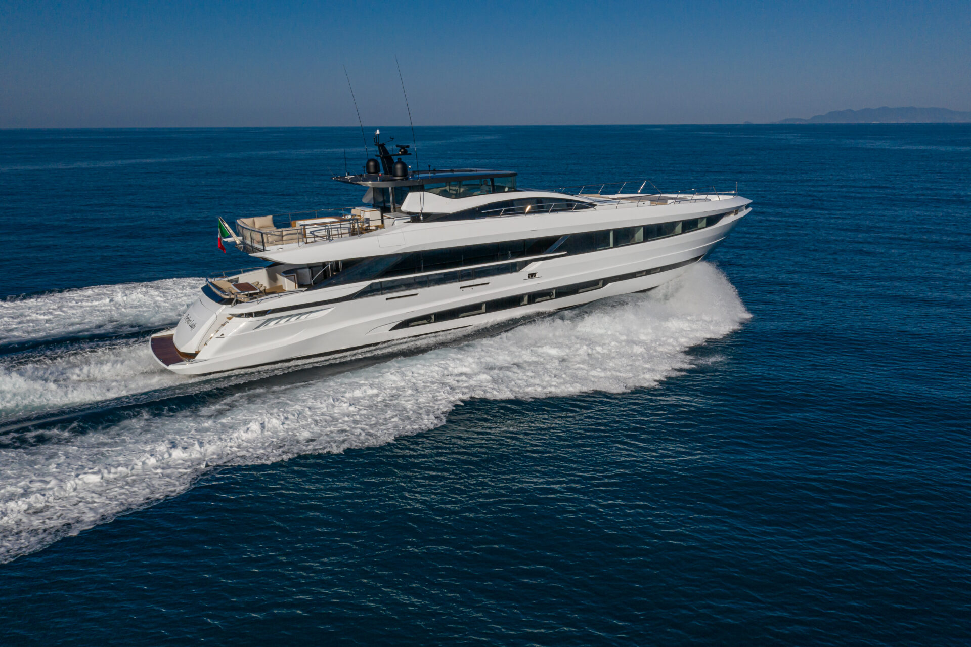 Yacht Mangusta naviga veloce in mare aperto.