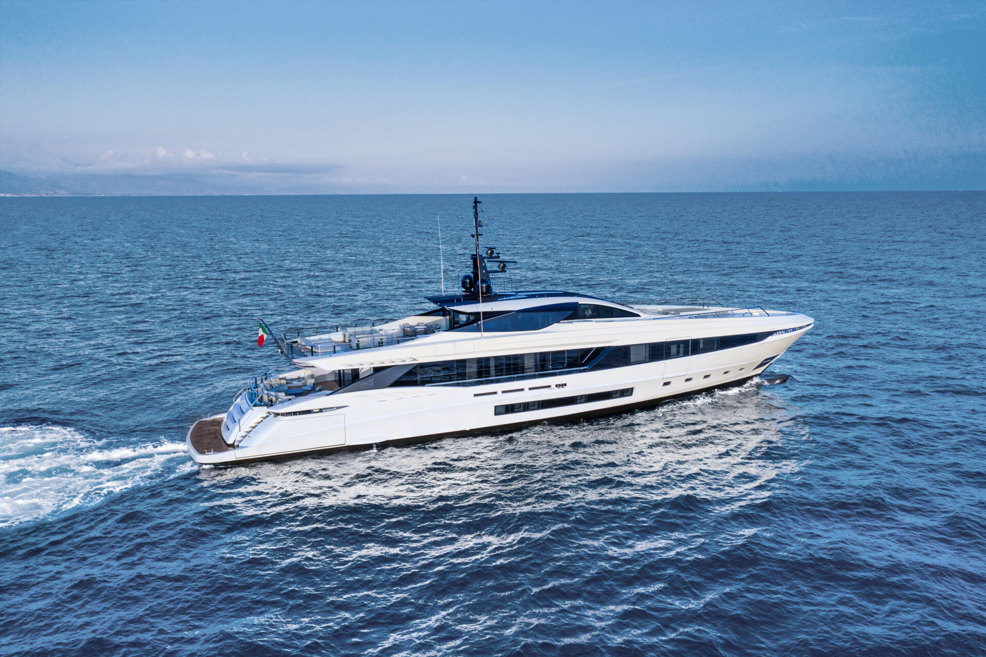 Yacht Mangusta naviga sul mare aperto