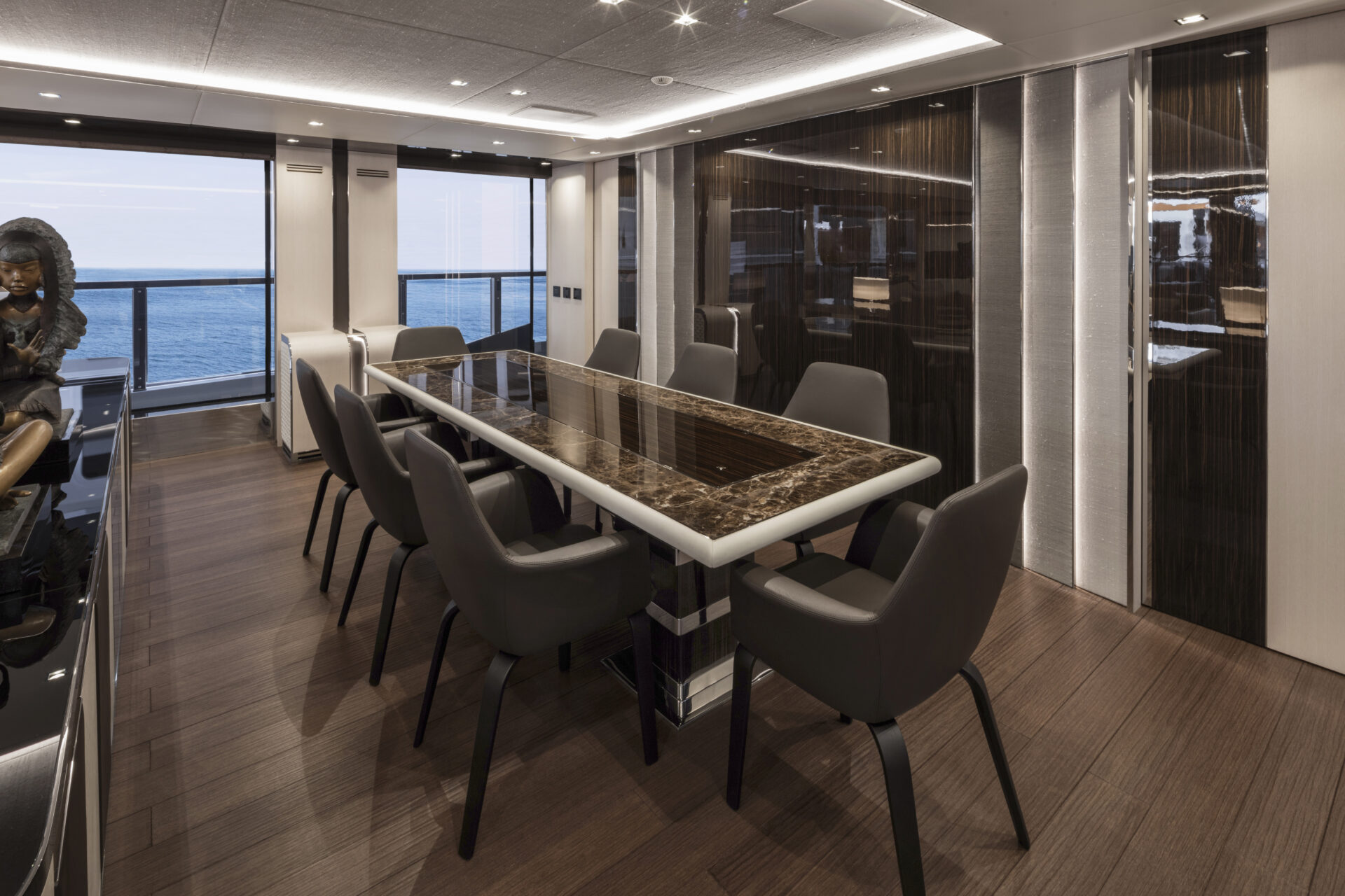 Sala da pranzo elegante su yacht Mangusta, vista mare.