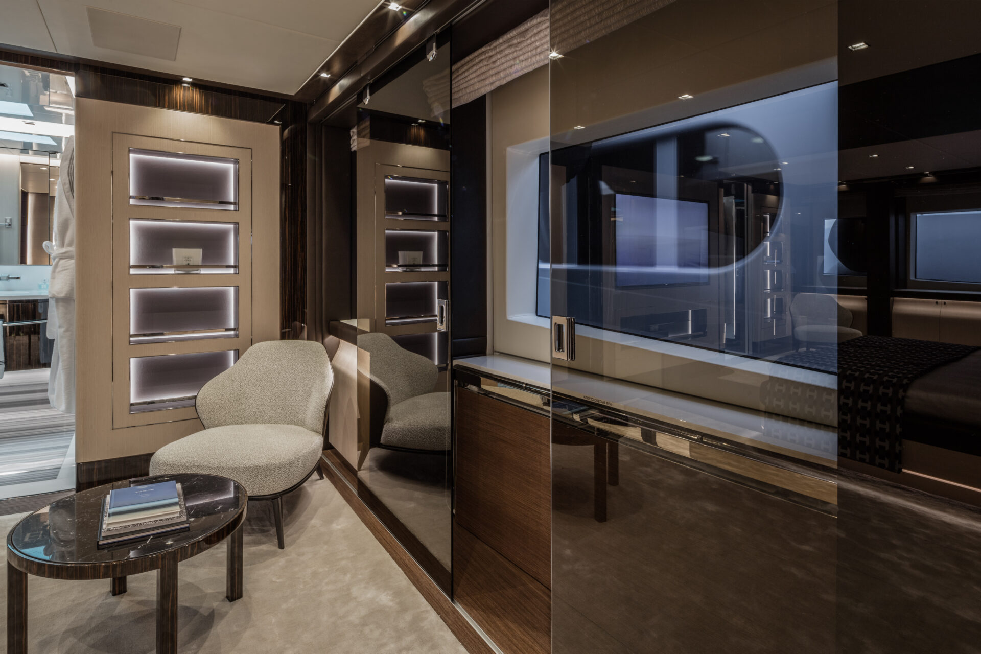 Salotto elegante su yacht di lusso Mangusta