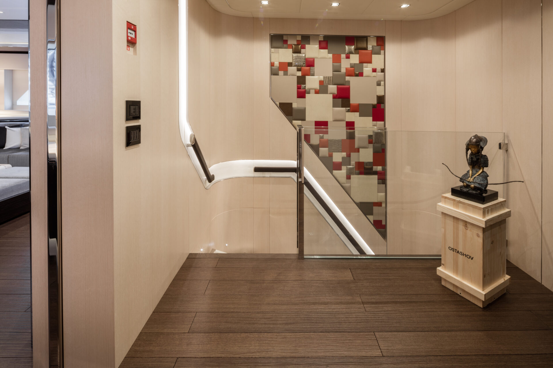 Interni eleganti yacht Mangusta con scultura decorativa.