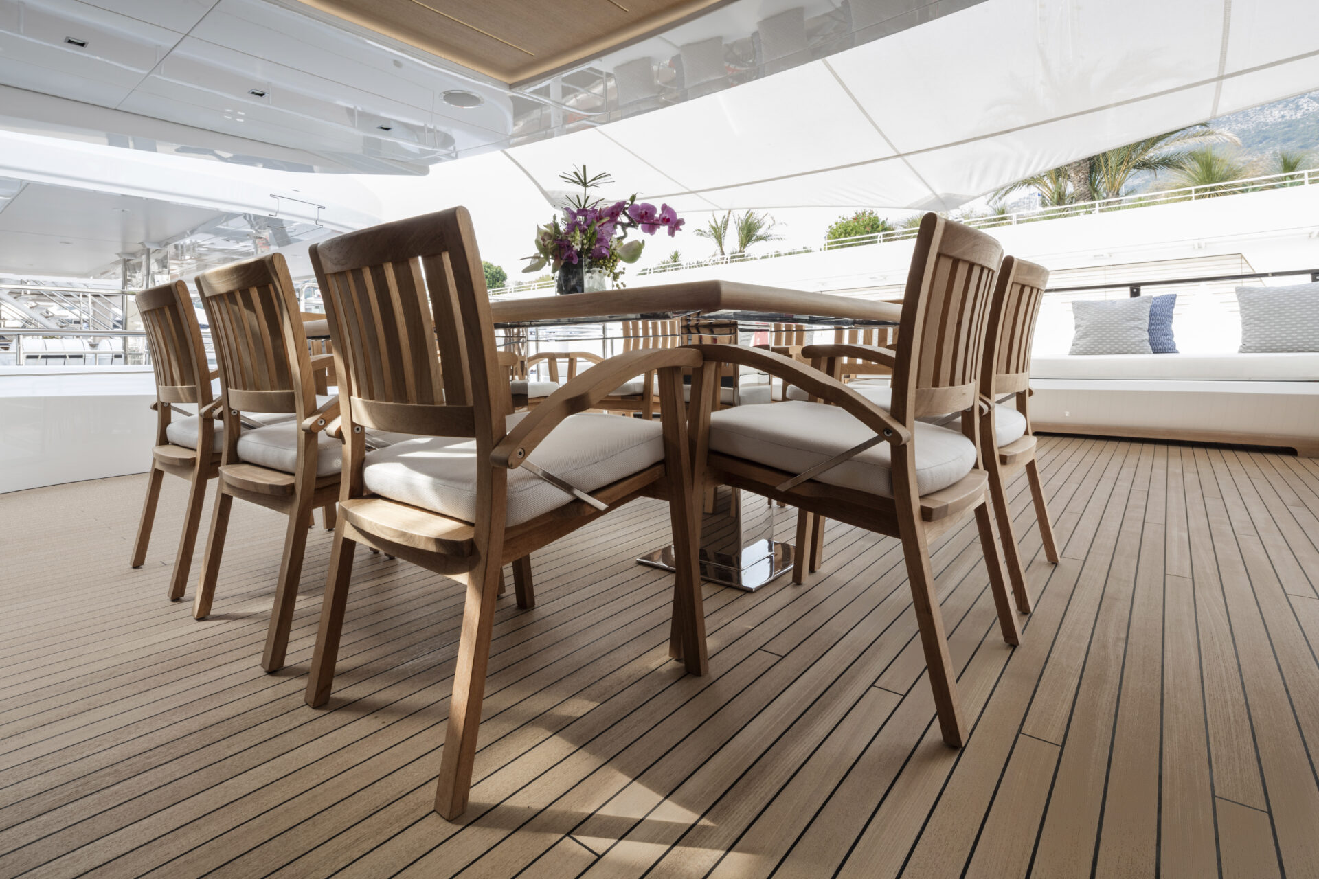 Sedie in legno sul ponte del Mangusta Yacht
