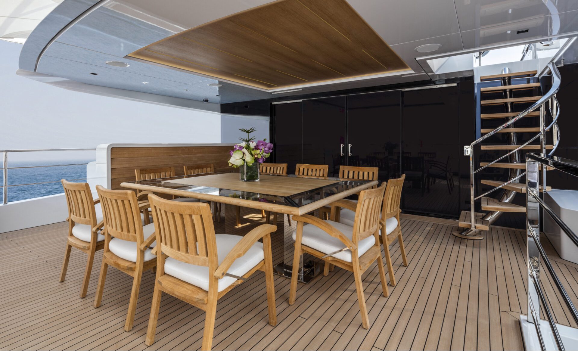 Tavolo da pranzo in teak su yacht Mangusta.