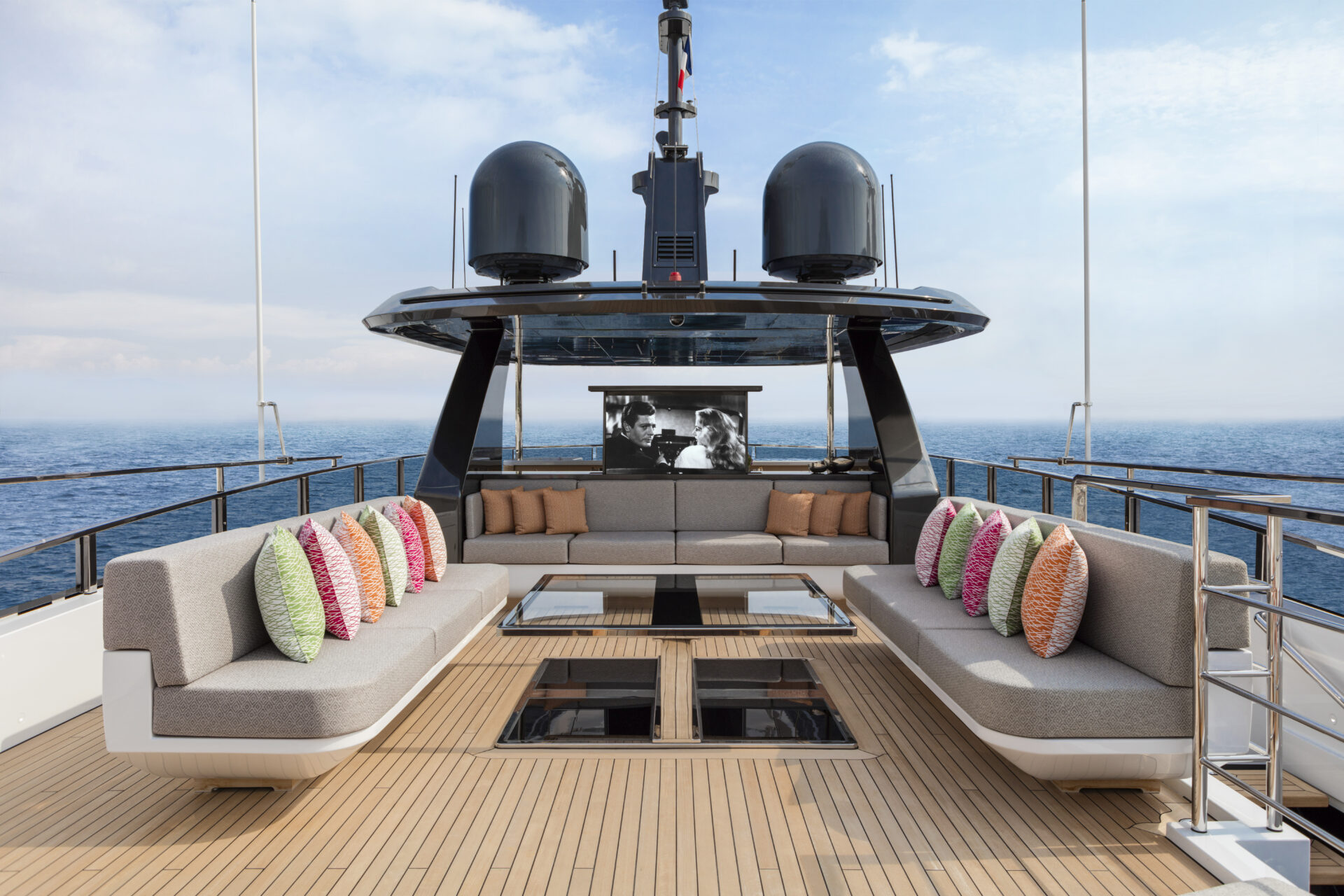 Cinema all'aperto su yacht di lusso Mangusta