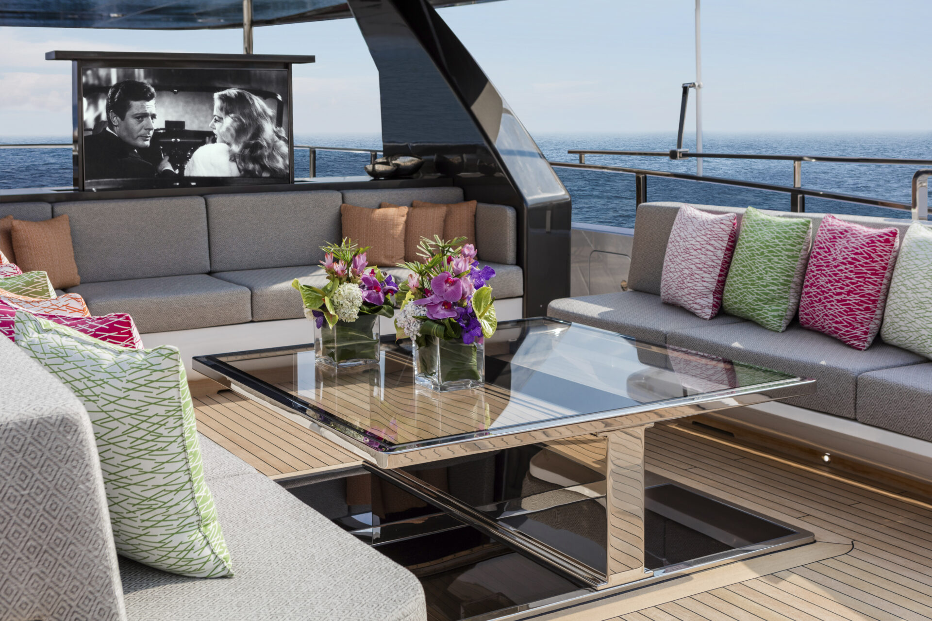 Salotto elegante su yacht Mangusta con fiori e vista mare.