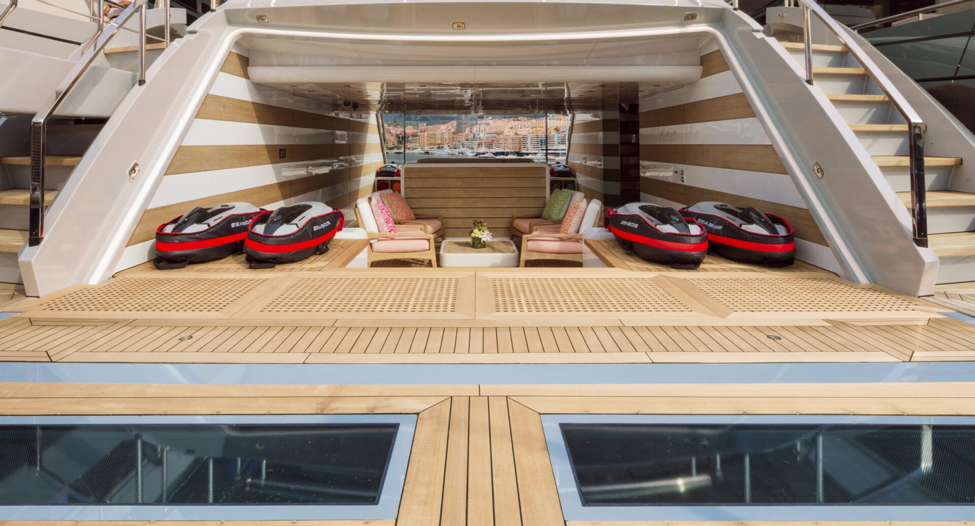 Interno yacht Mangusta con area relax e seabob.