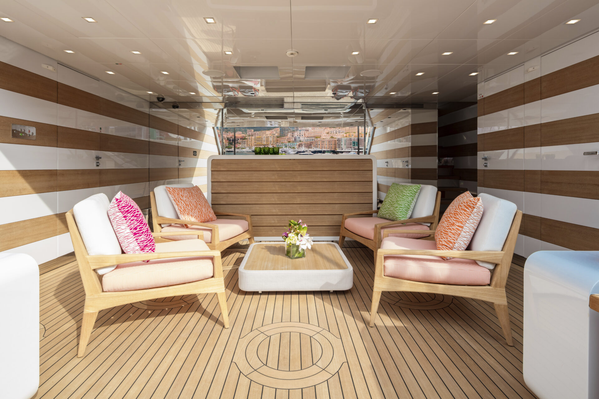 Salotto elegante su yacht Mangusta con cuscini colorati.