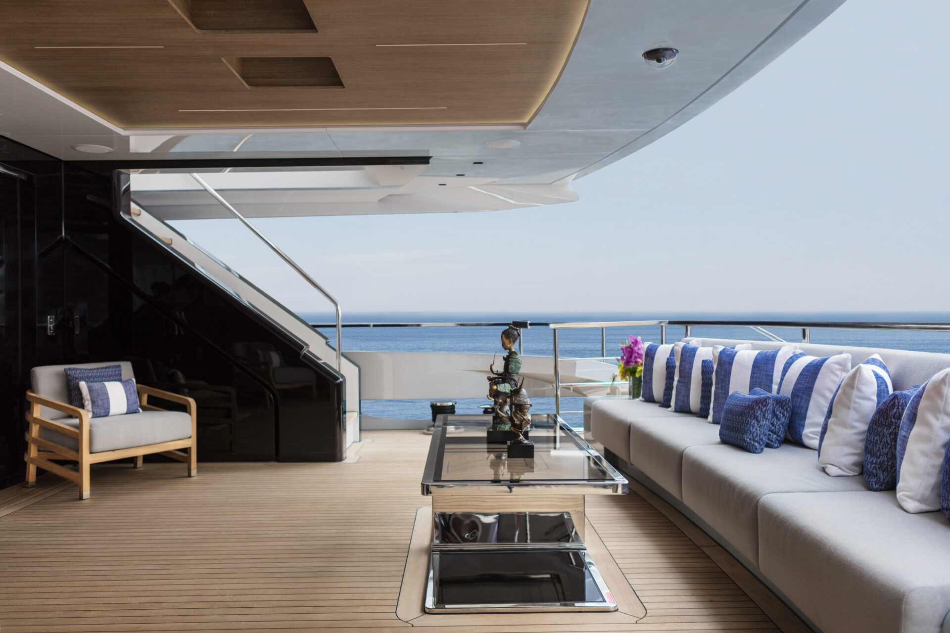 Deck elegante con vista mare su Mangusta Yachts.