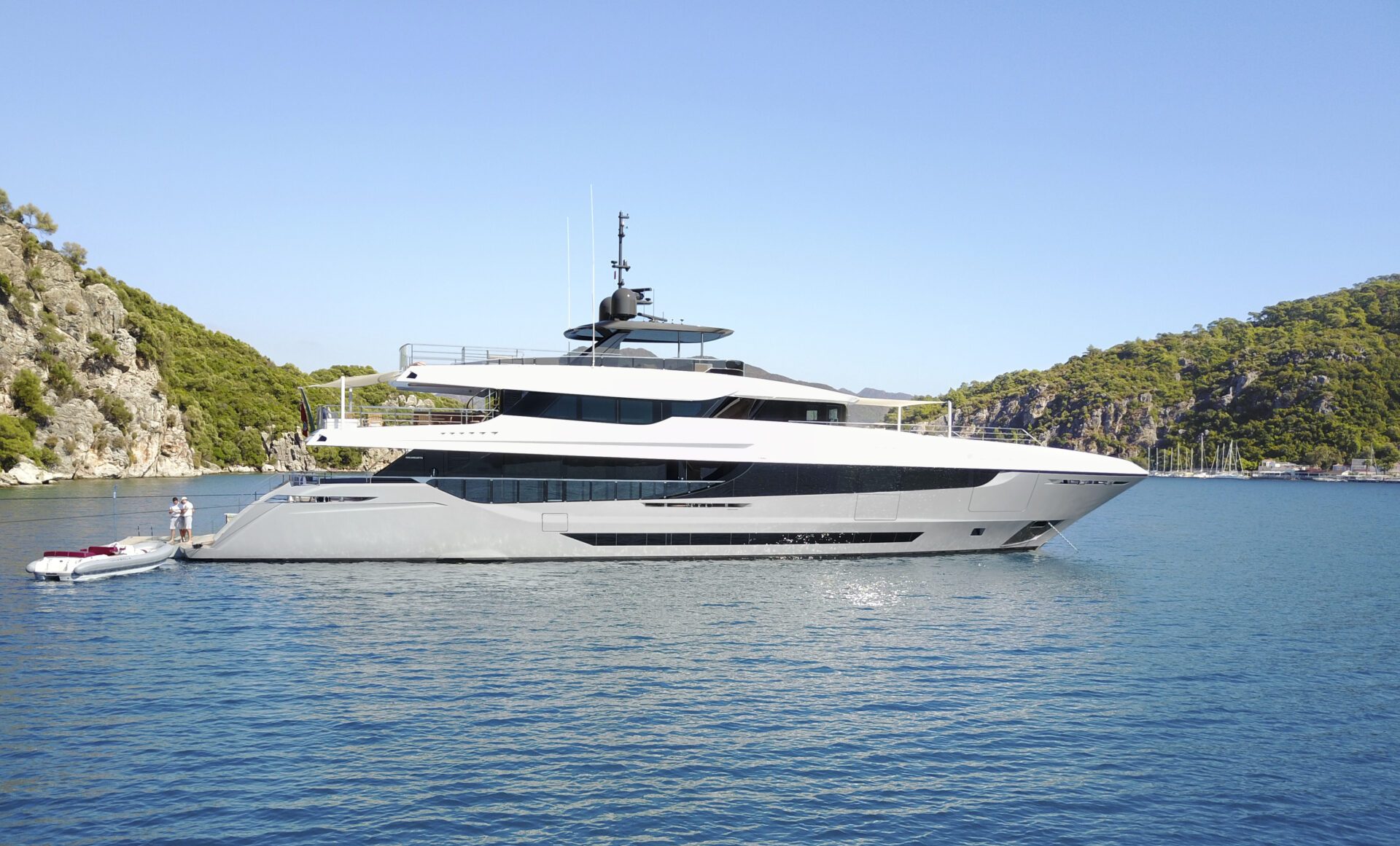 Mangusta Yacht ancorato in baia panoramica
