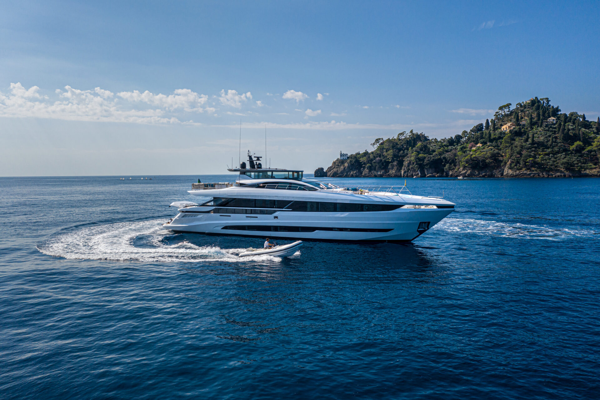 Yacht Mangusta naviga in acque blu cristalline.