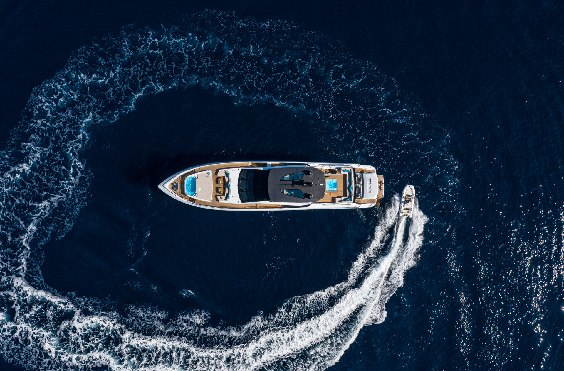 Yacht Mangusta in navigazione con motoscafo di lusso.