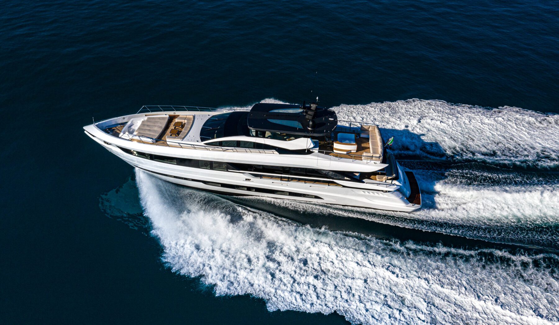 Yacht Mangusta naviga al largo su acque blu.