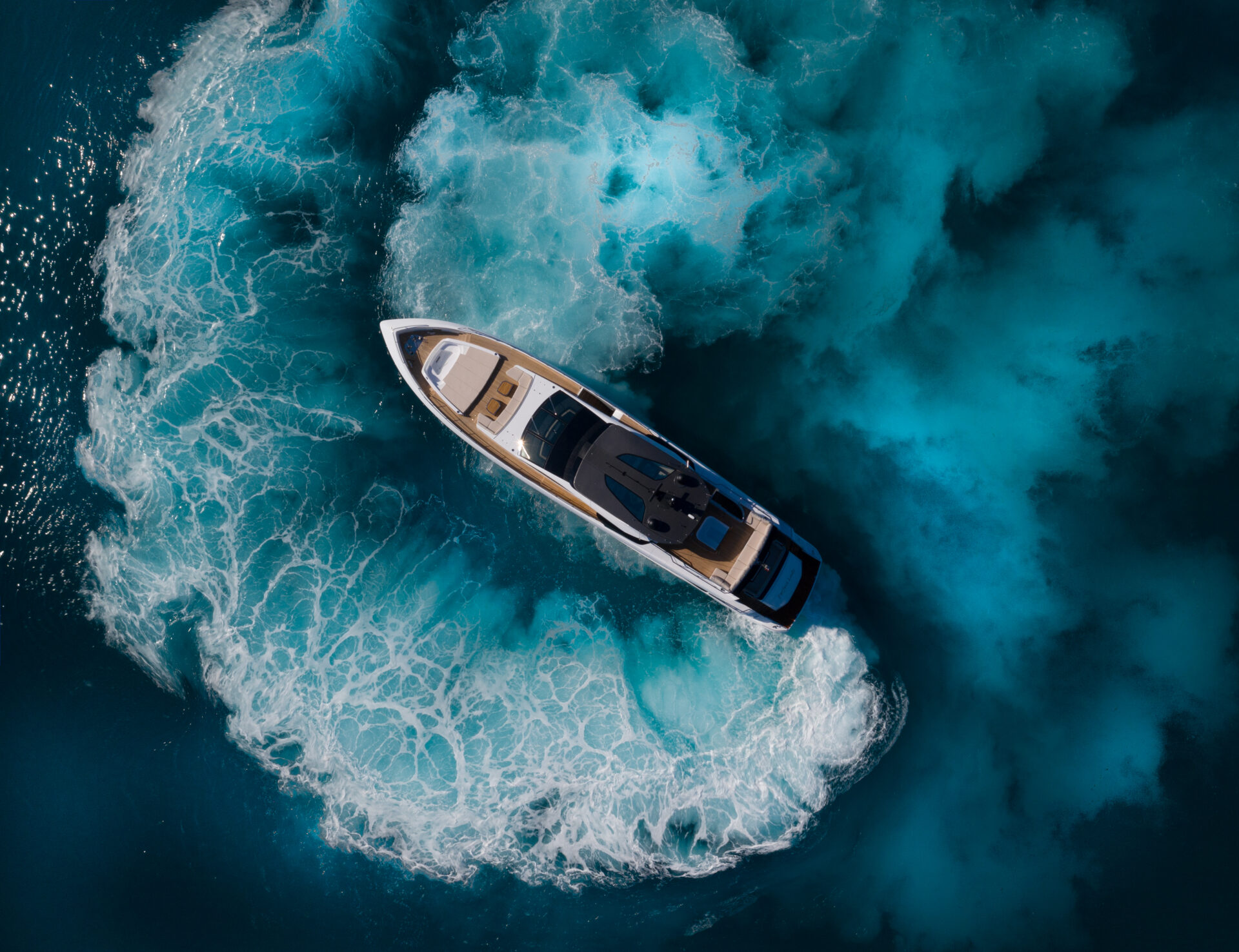 Yacht Mangusta in manovra su acqua turchese.