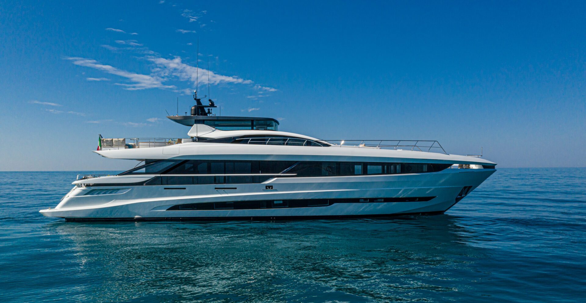 Yacht di lusso Mangusta sul mare azzurro.