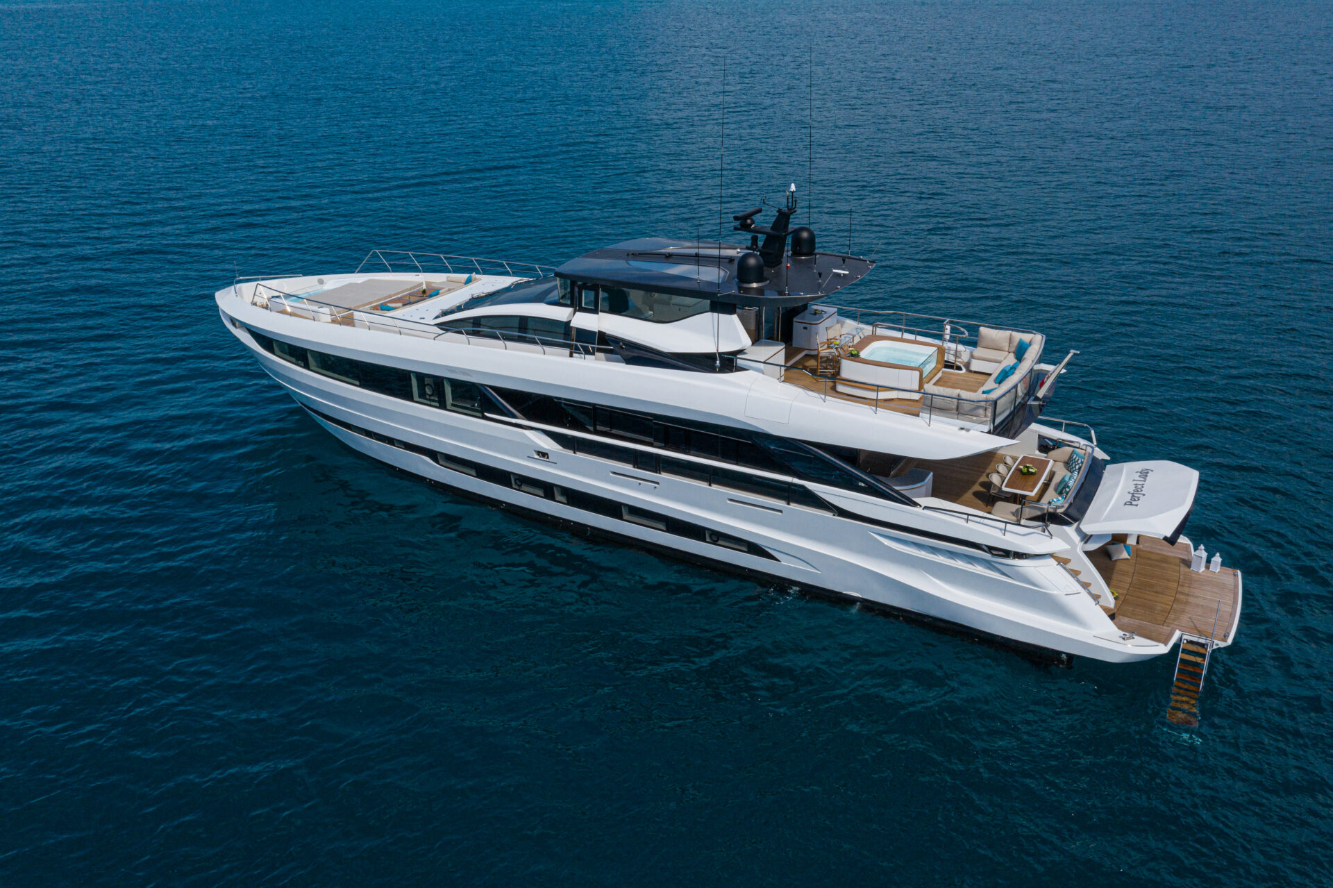 Yacht di lusso Mangusta sull'acqua.