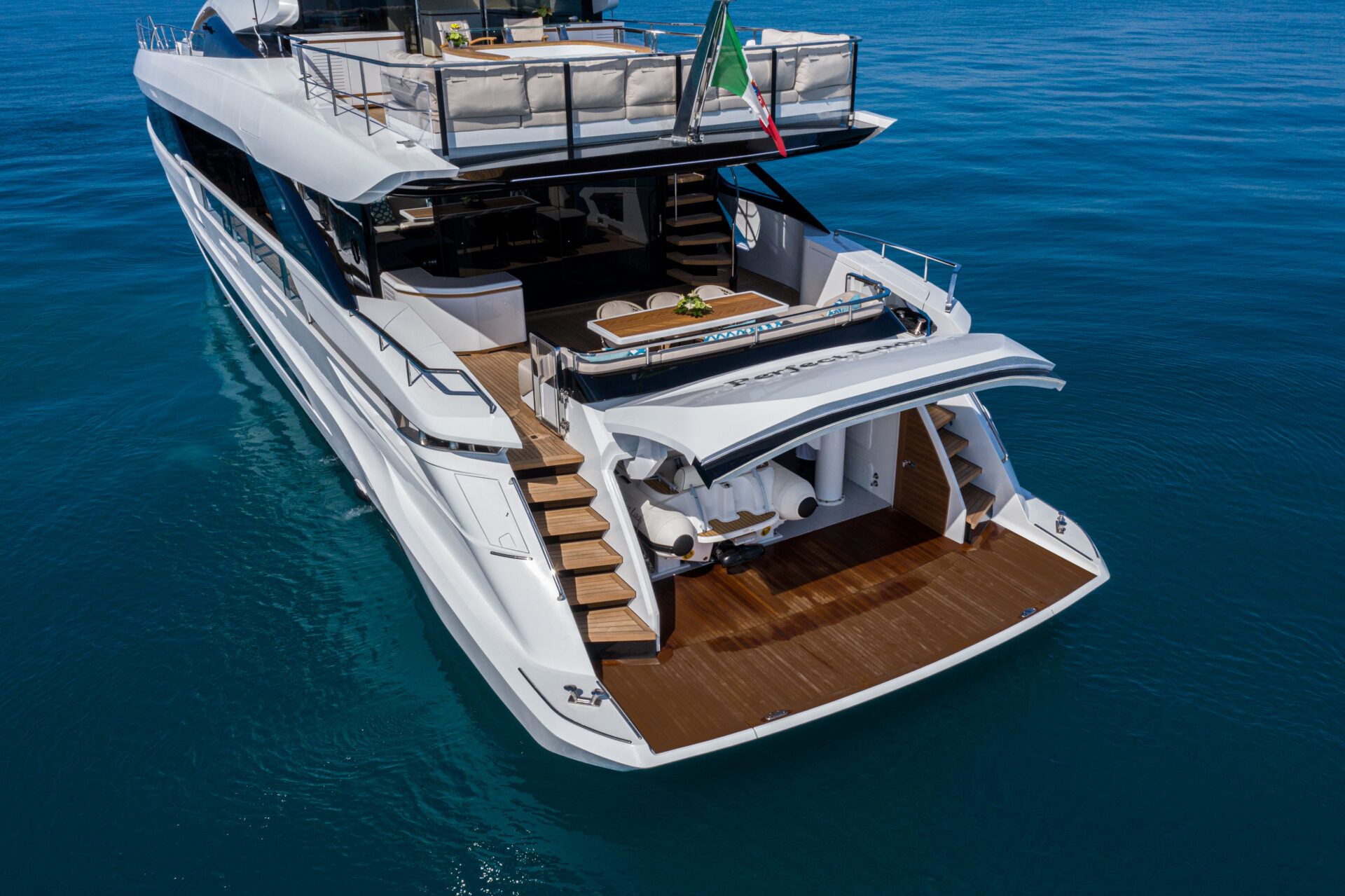 Yacht Mangusta elegante sul mare blu