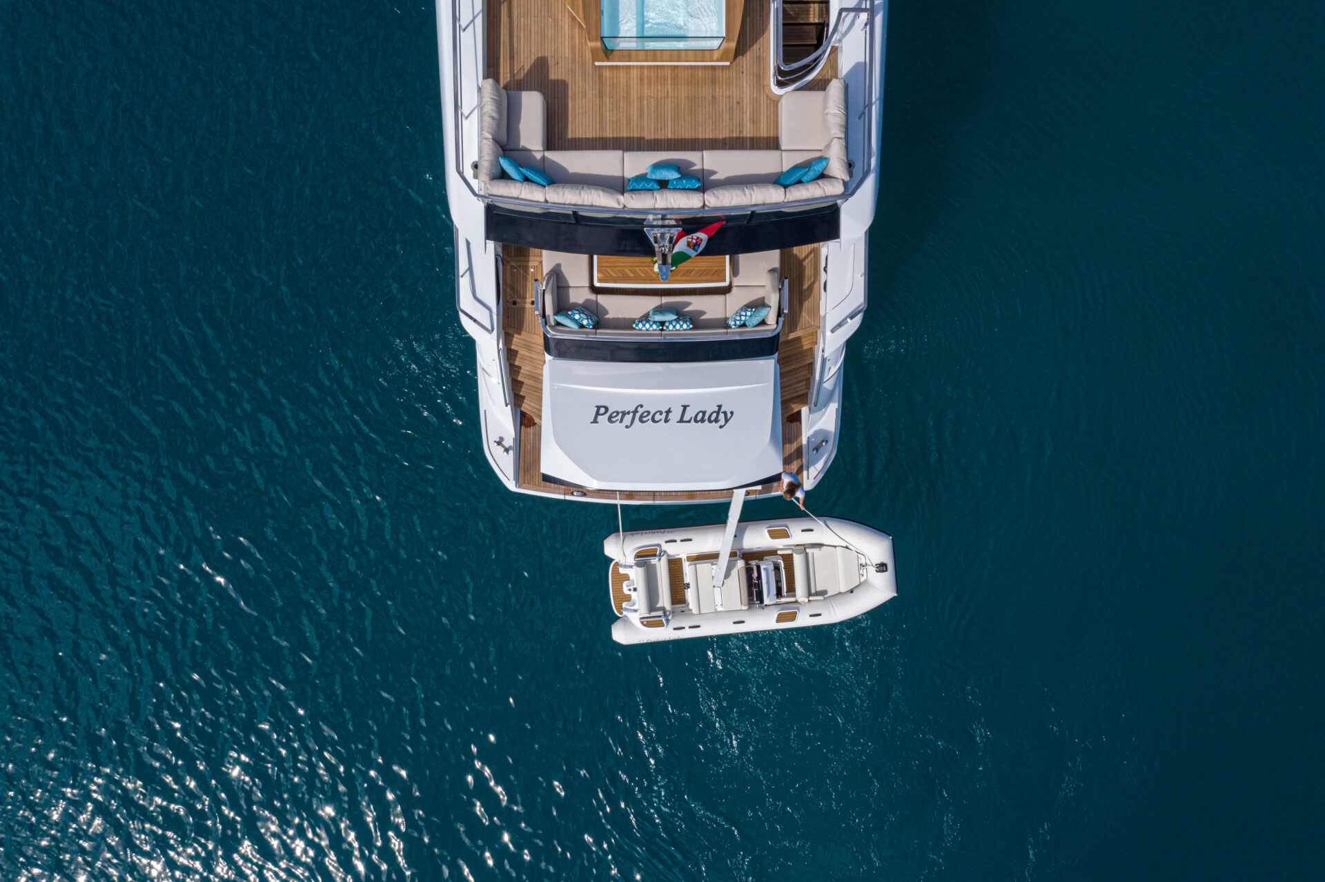 Yacht Mangusta Perfect Lady visto dall'alto in mare.