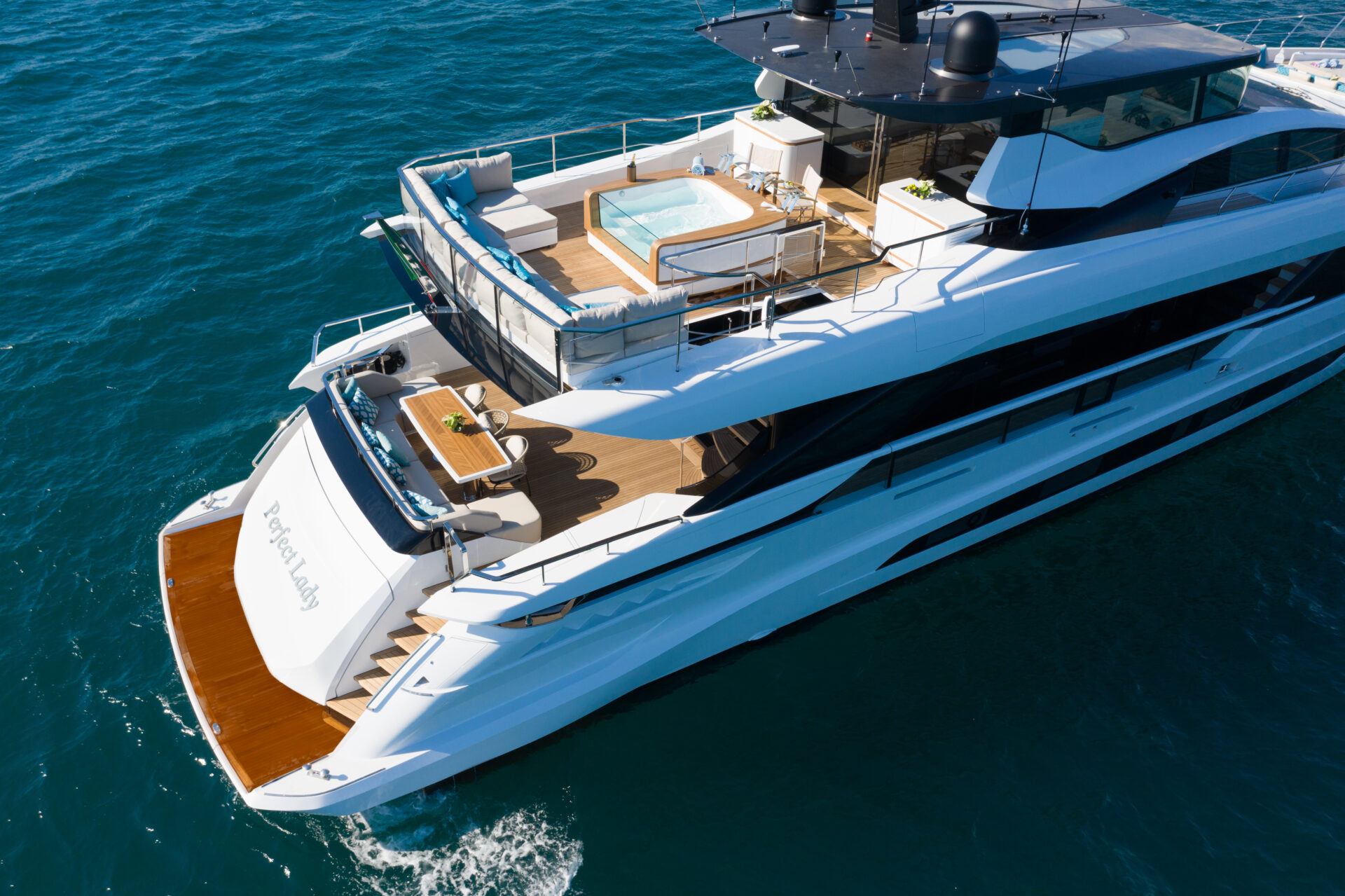 Yacht di lusso Mangusta con Jacuzzi e ponte spazioso