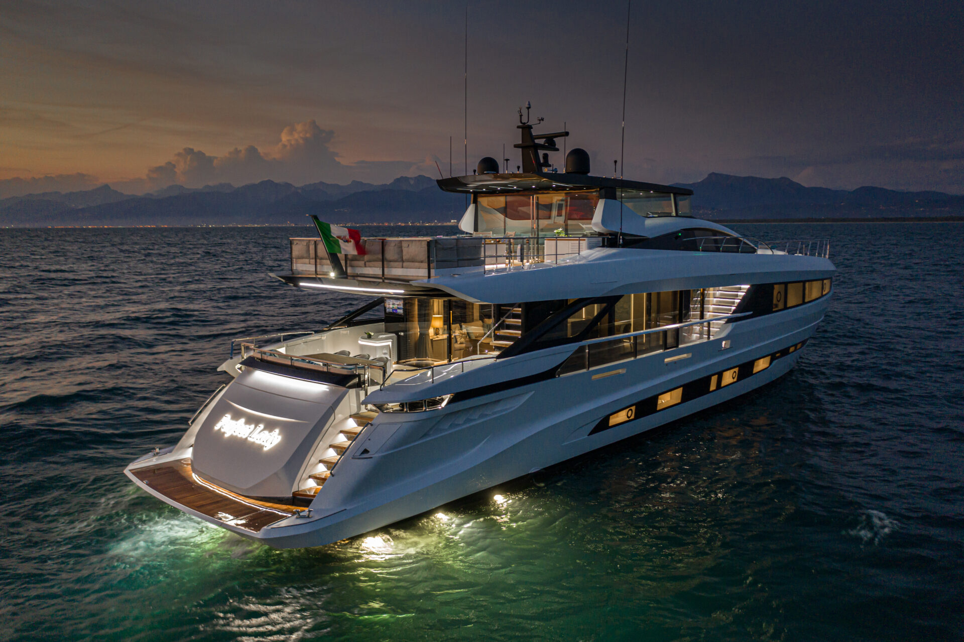 Yacht di lusso Mangusta al tramonto.