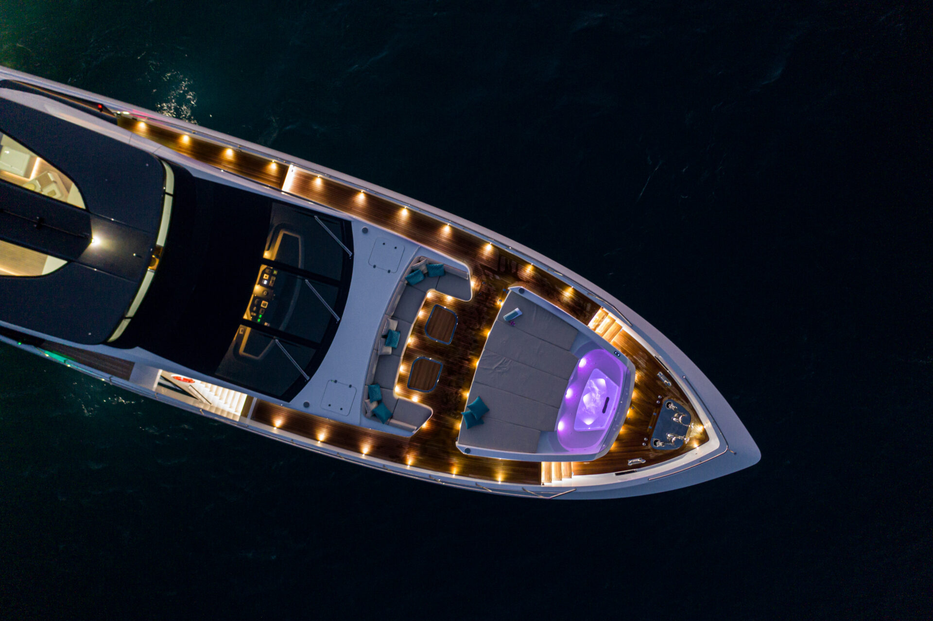 Mangusta Yacht illuminato di sera dall'alto.