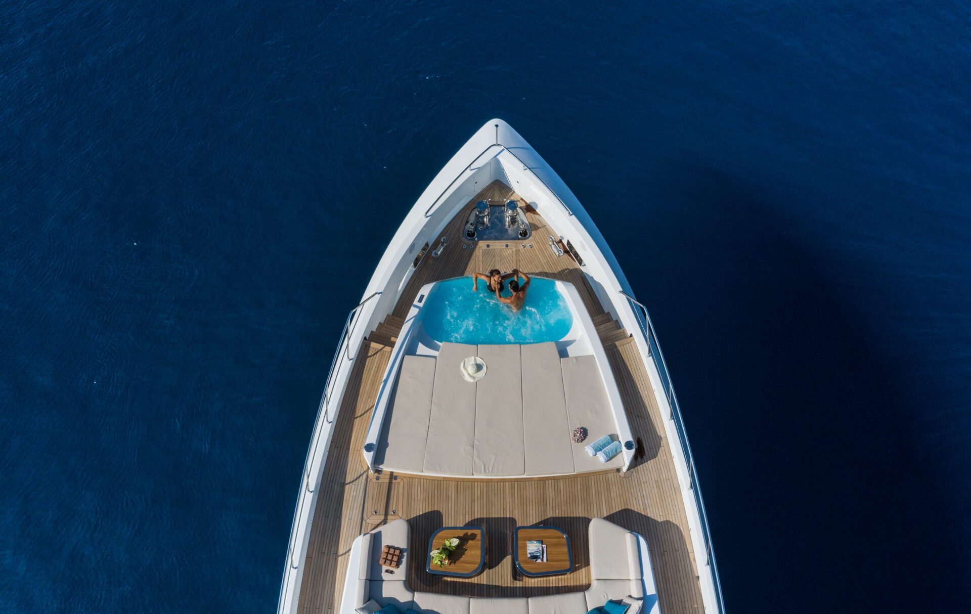 Jacuzzi su ponte di uno yacht Mangusta in mare aperto.