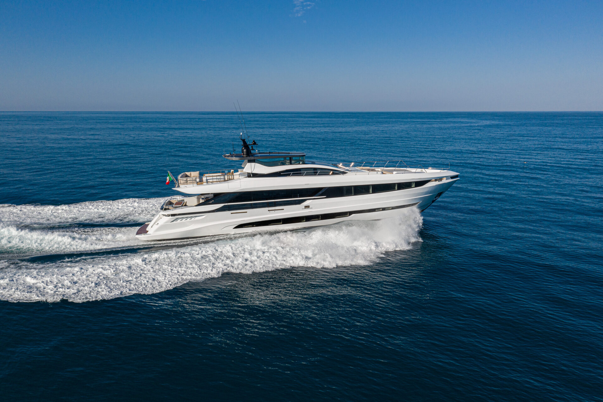 Mangusta Yachts solca il mare aperto.