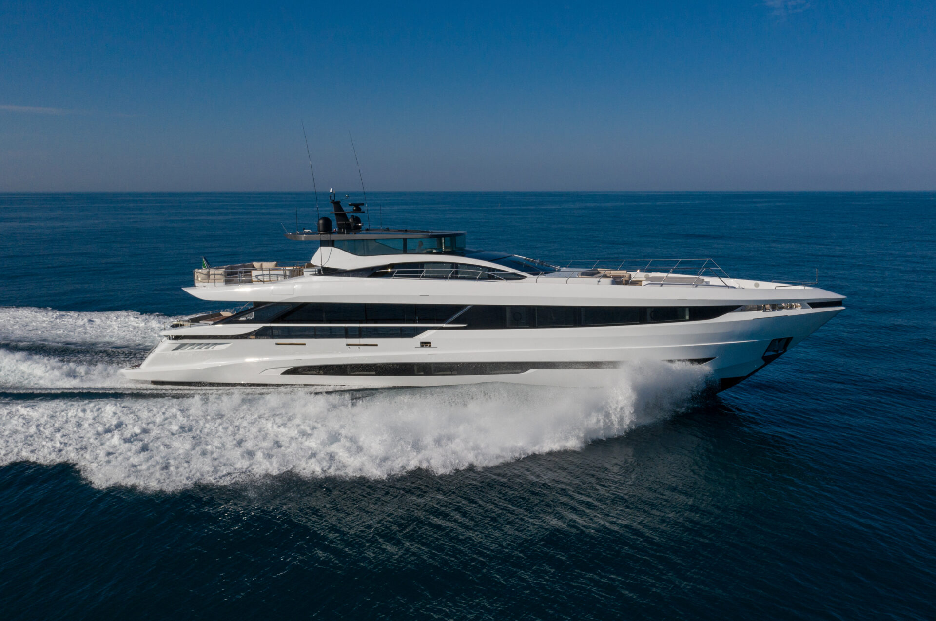 Yacht Mangusta in navigazione sul mare aperto