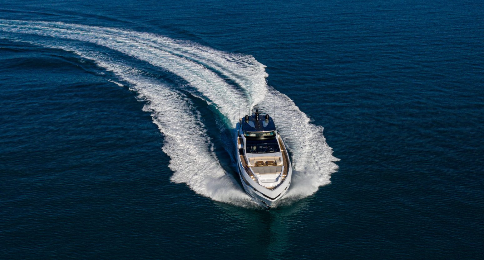 Yacht Mangusta in navigazione veloce su acque blu.