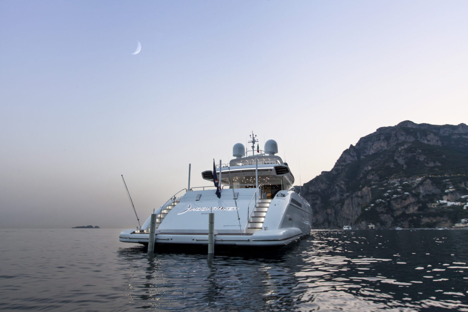 Mangusta Yachts al tramonto sulla costa italiana.