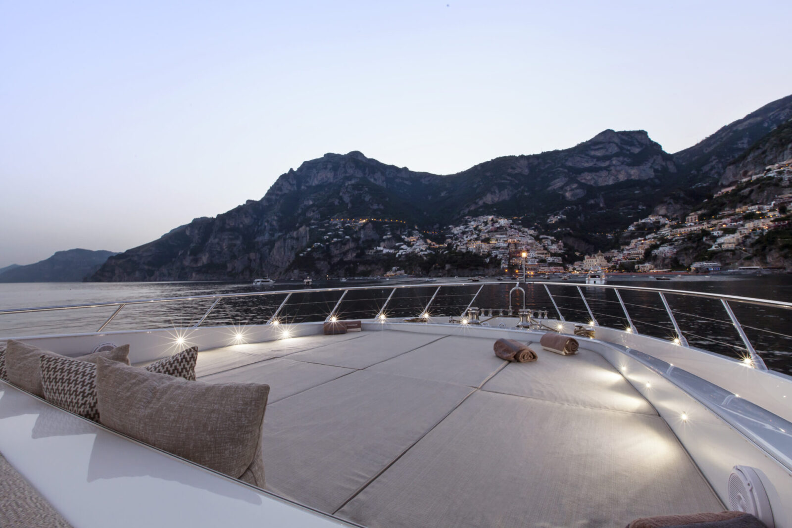 Yacht Mangusta al tramonto sulla Costiera Amalfitana.