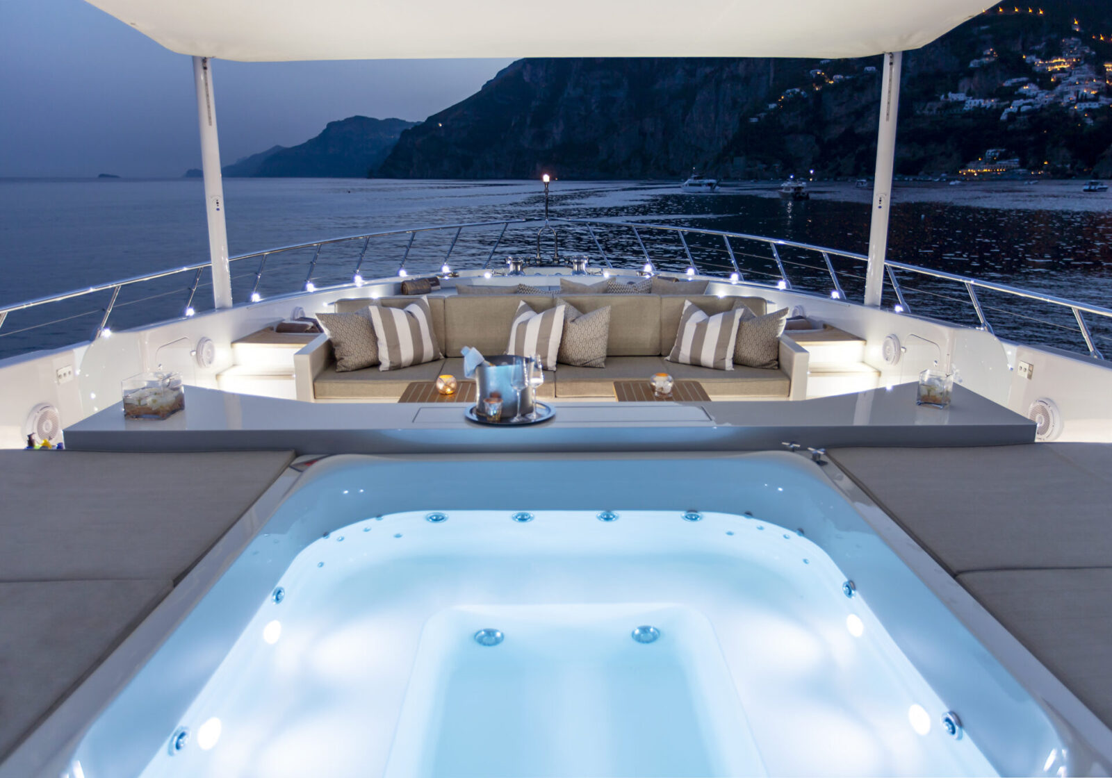 Jacuzzi di lusso su yacht Mangusta al tramonto.