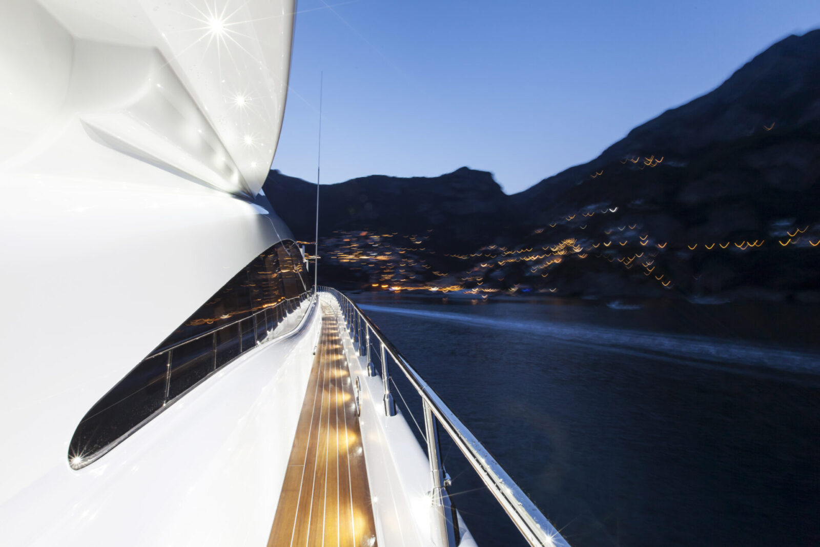 Tramonto sulla plancia di uno yacht Mangusta