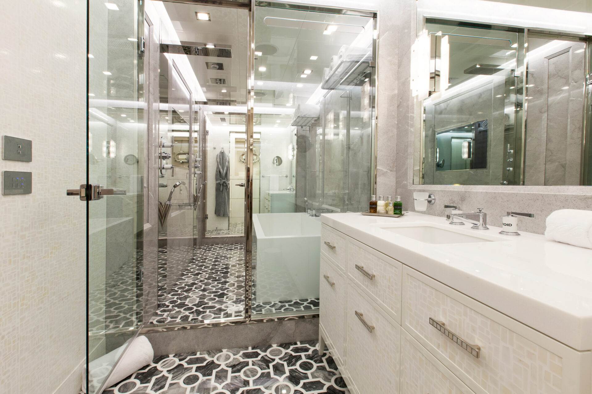 Bagno di lusso su Mangusta Yacht con doccia elegante.