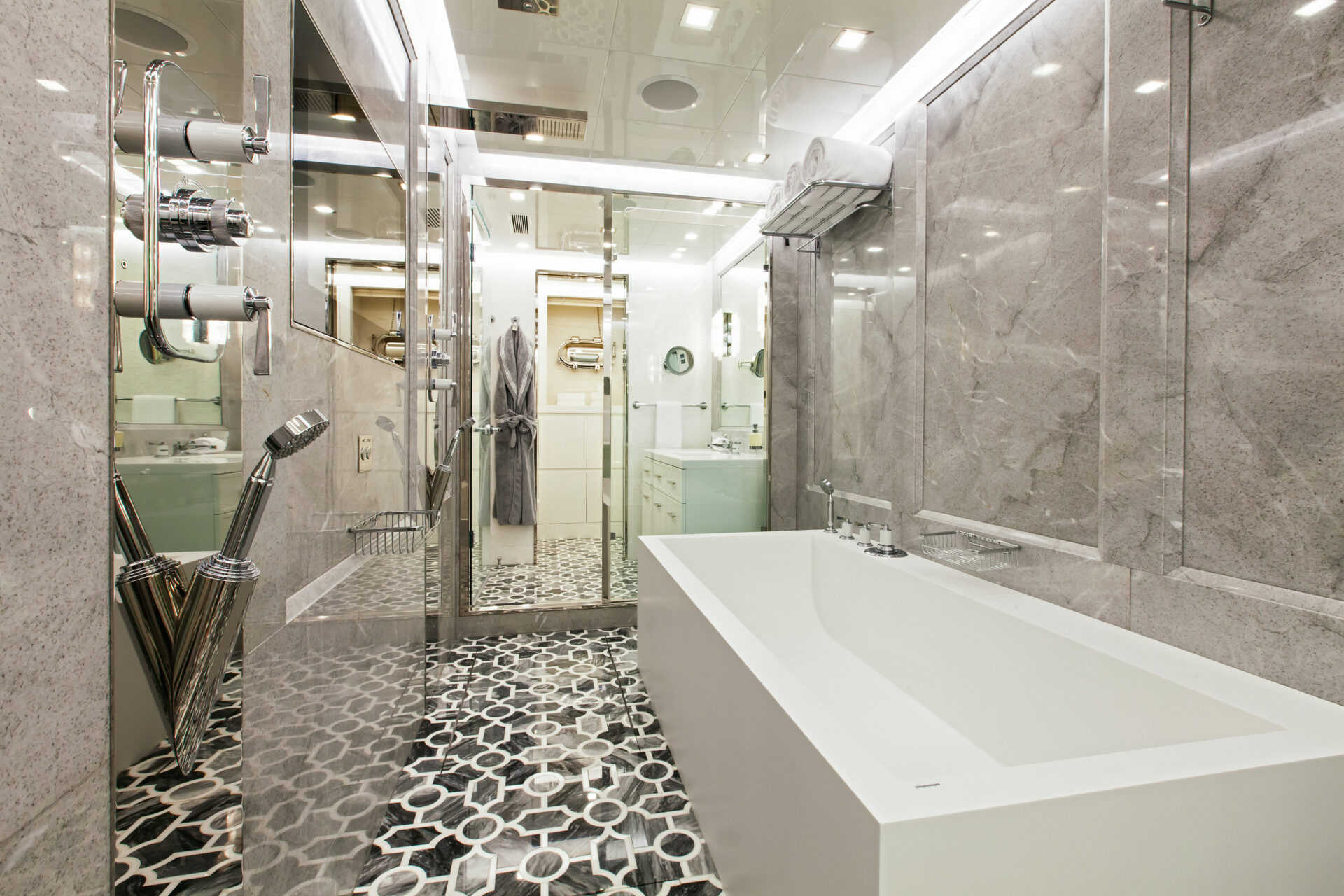 Bagno elegante su Mangusta Yachts con vasca moderna