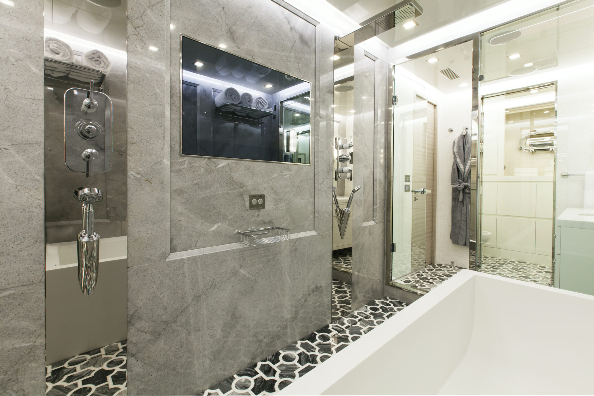 Bagno lussuoso in marmo di uno yacht Mangusta.