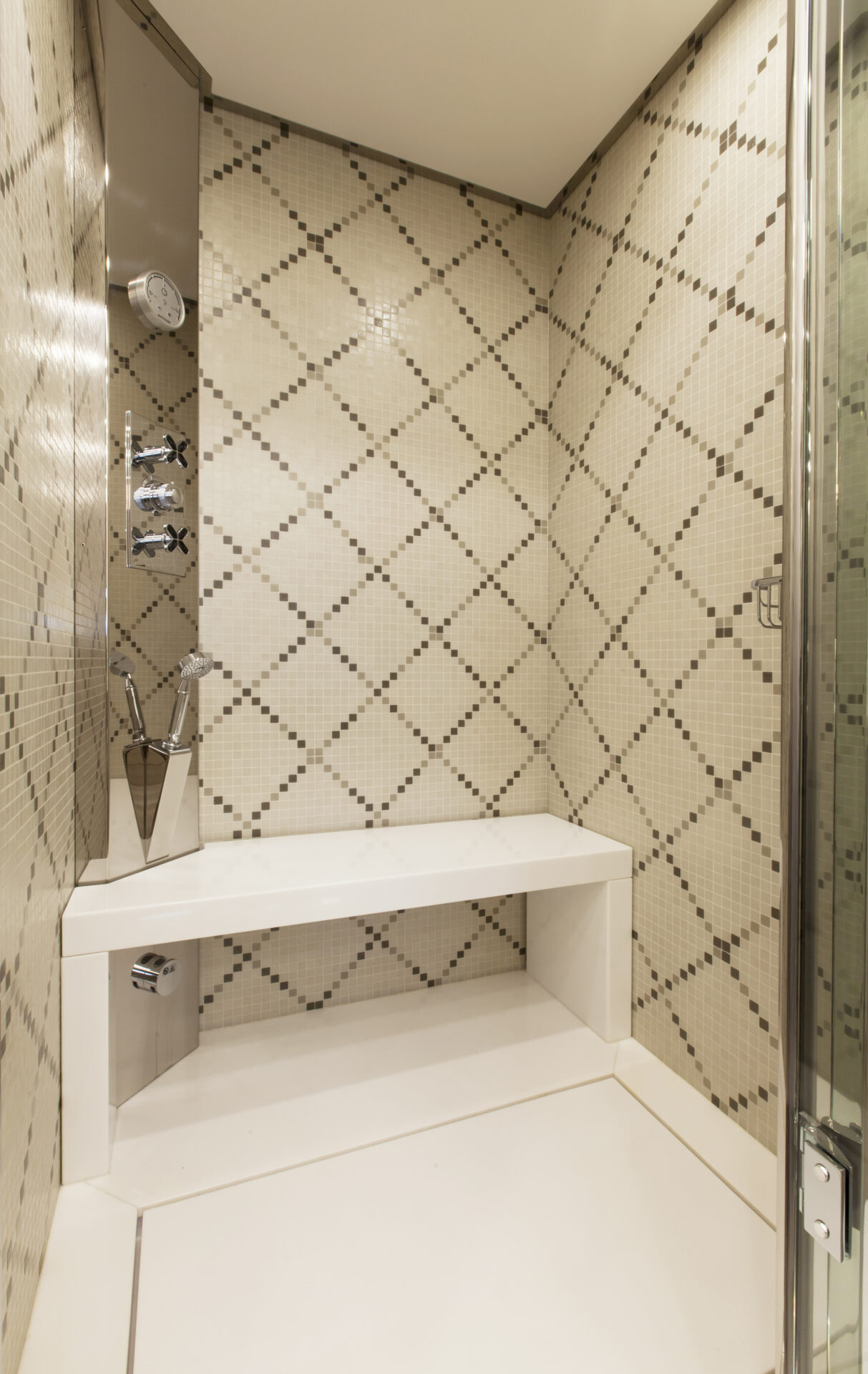 Doccia lussuosa con mosaico a scacchi beige.