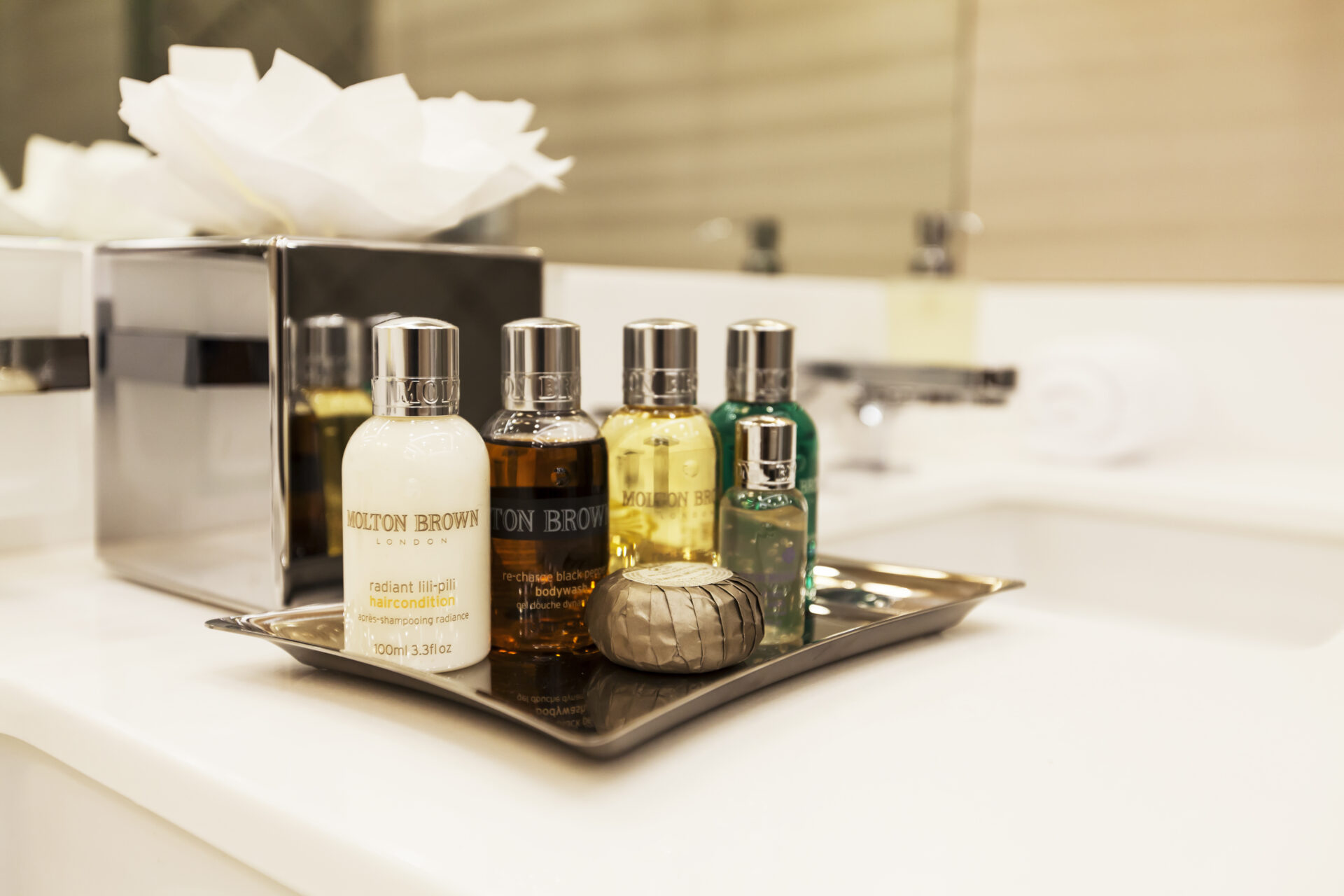 Articoli da toeletta Molton Brown su yacht di lusso.