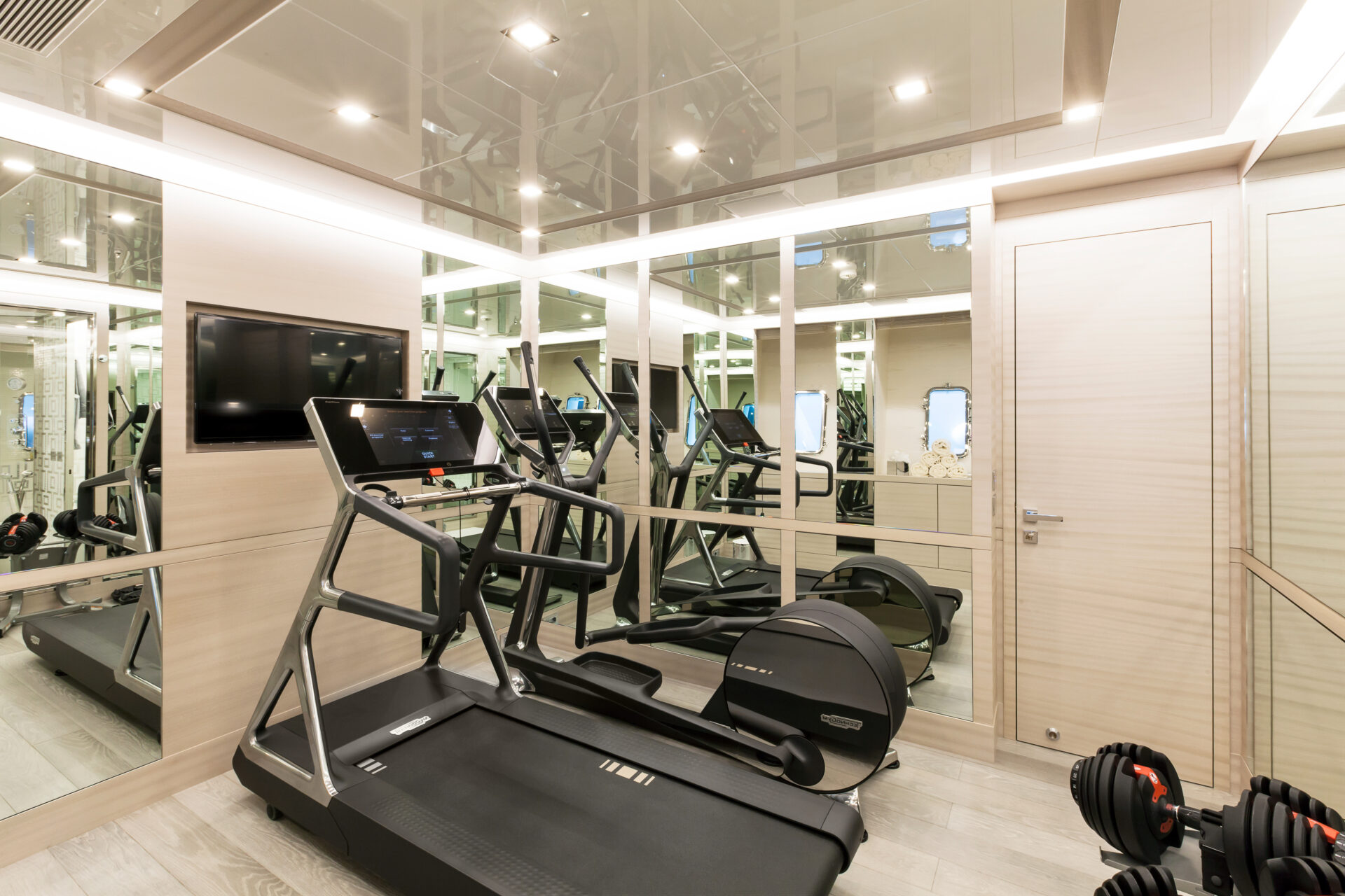 Palestra lussuosa su yacht Mangusta, attrezzature moderne.