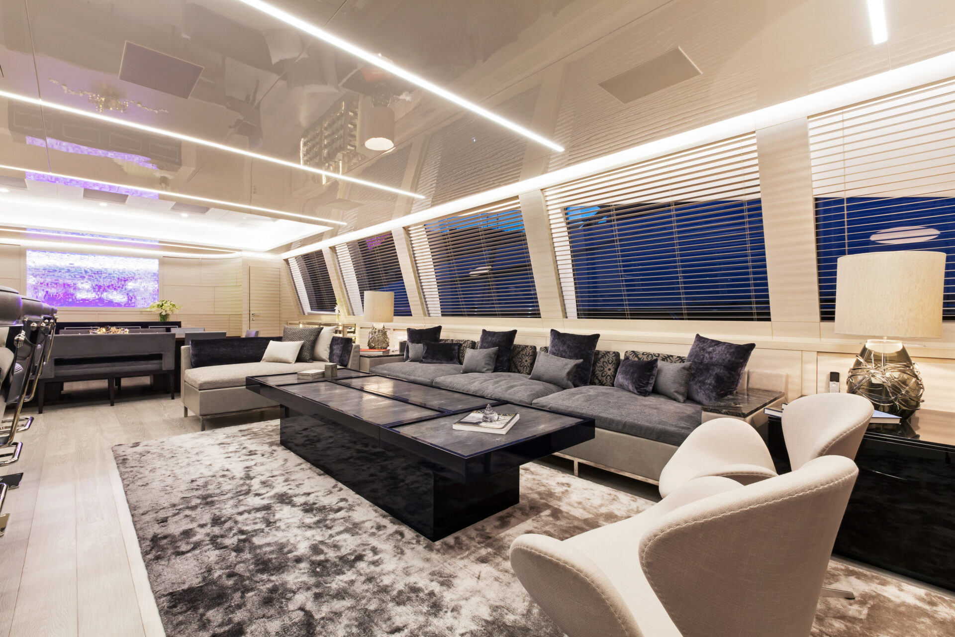Lusso e comfort nel salone dello yacht Mangusta