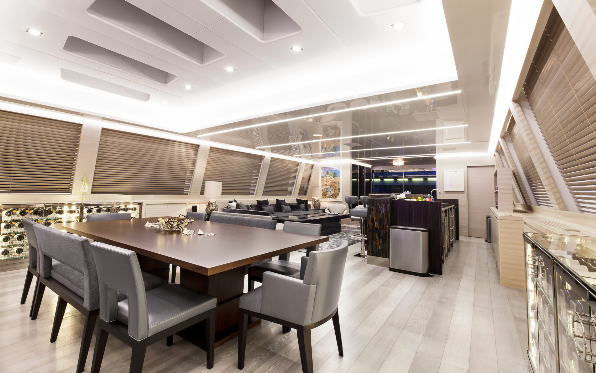 Interni eleganti di uno yacht Mangusta Yachts.